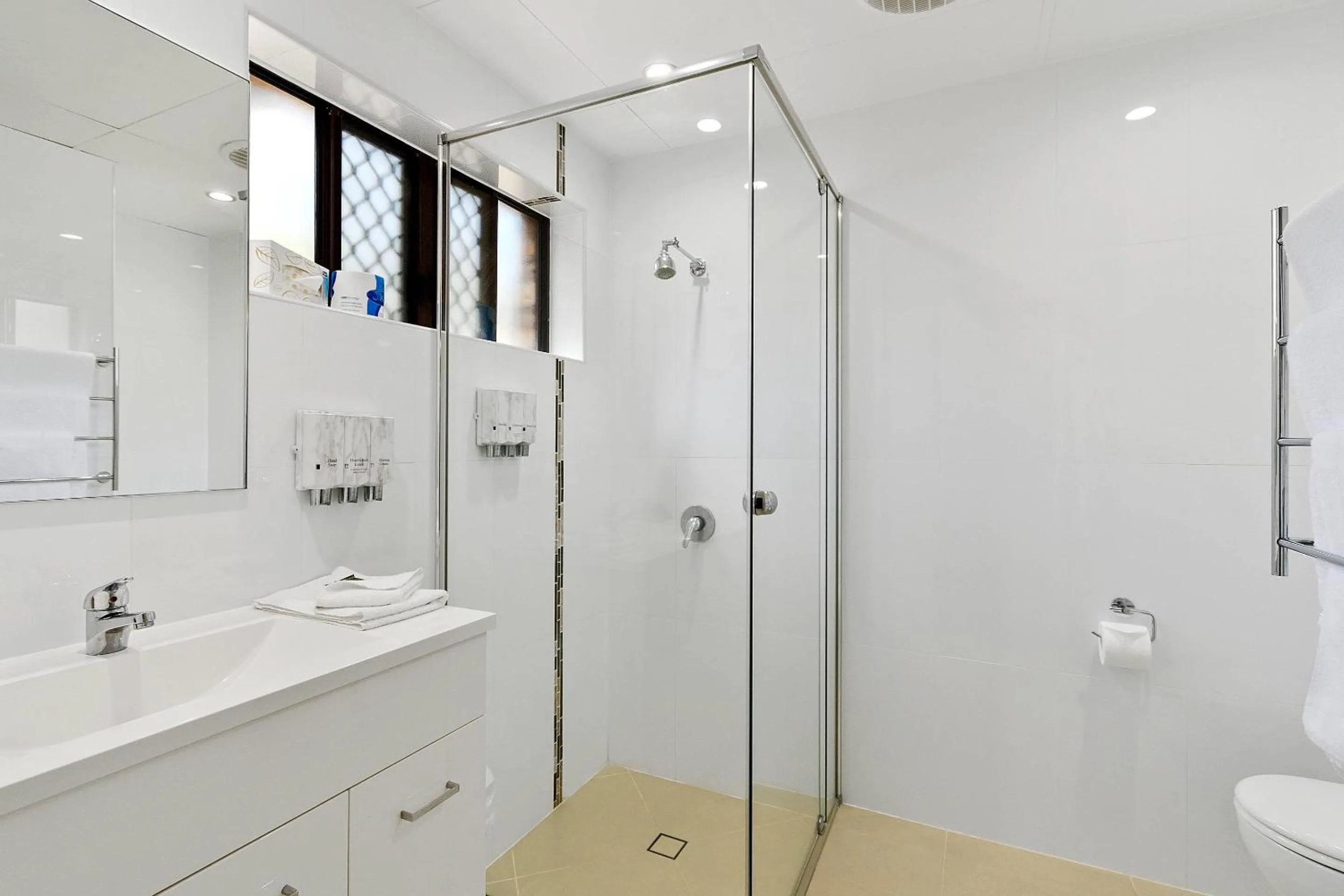 Bathroom in Quality Hotel Robertson Gardens