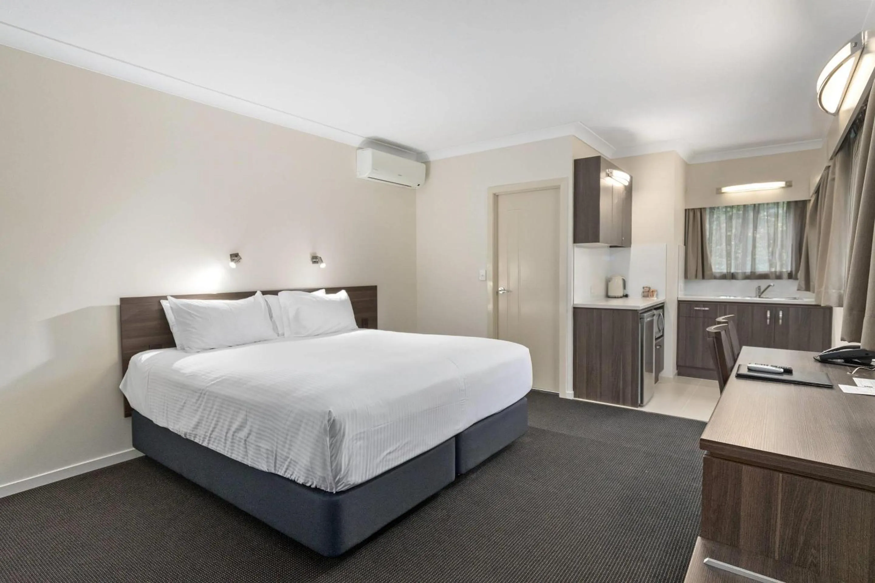 Bedroom, Bed in Quality Hotel Robertson Gardens