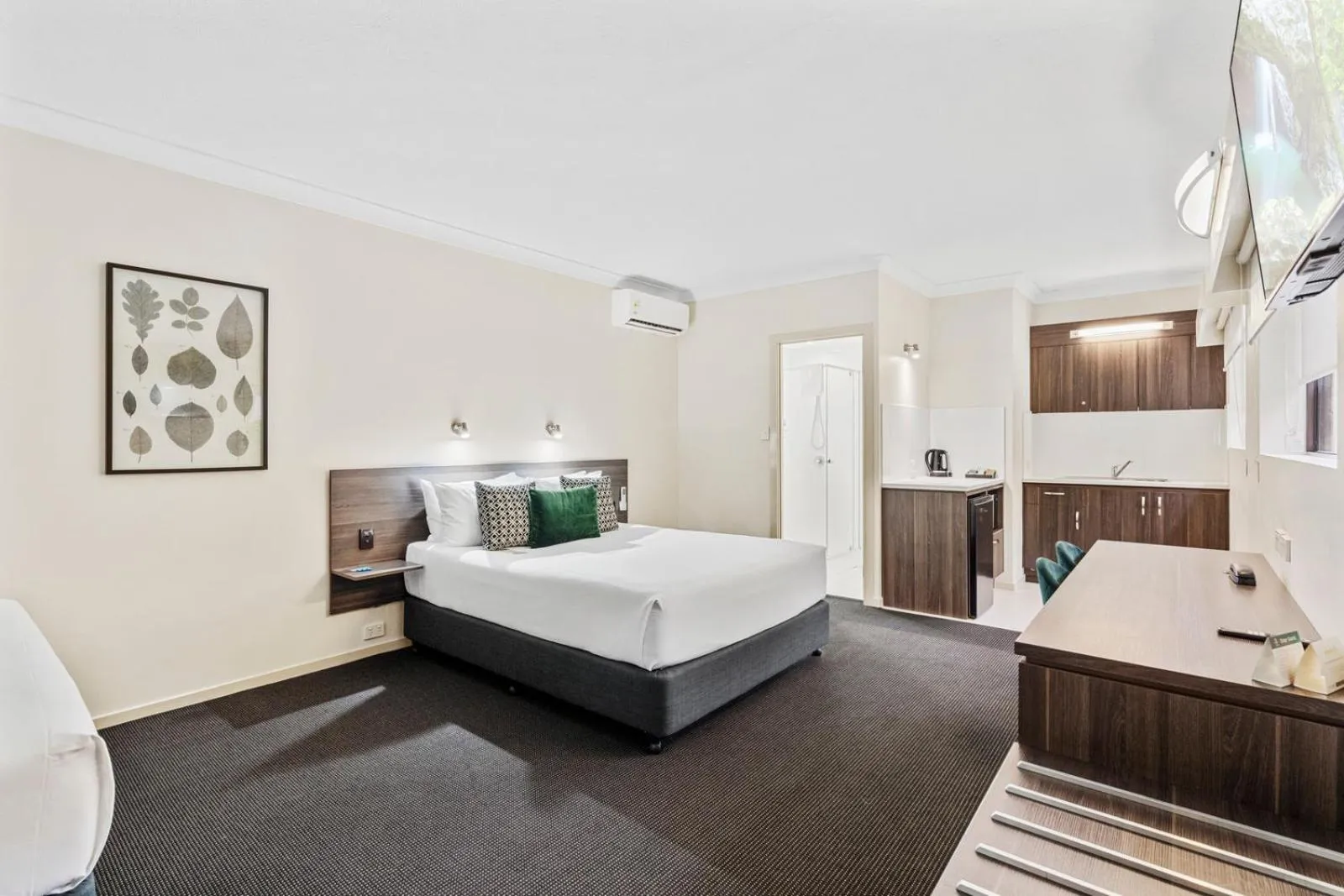 Bed in Quality Hotel Robertson Gardens