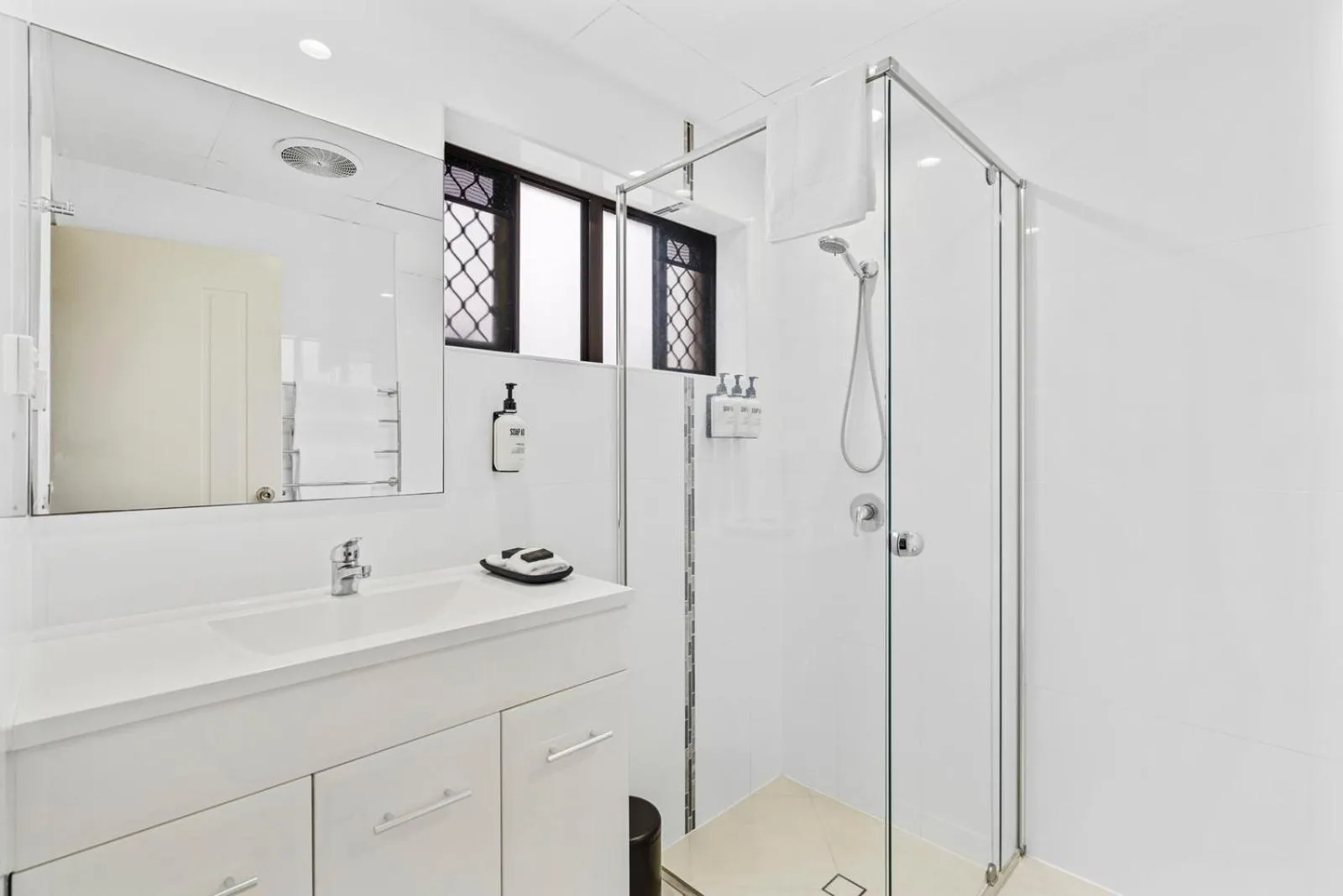 Bathroom in Quality Hotel Robertson Gardens