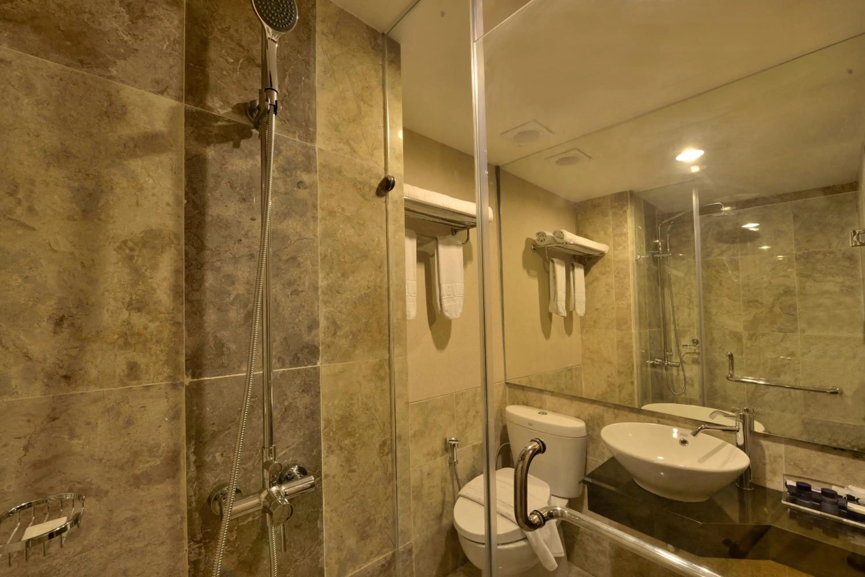Bathroom in Serela Waringin by KAGUM Hotels