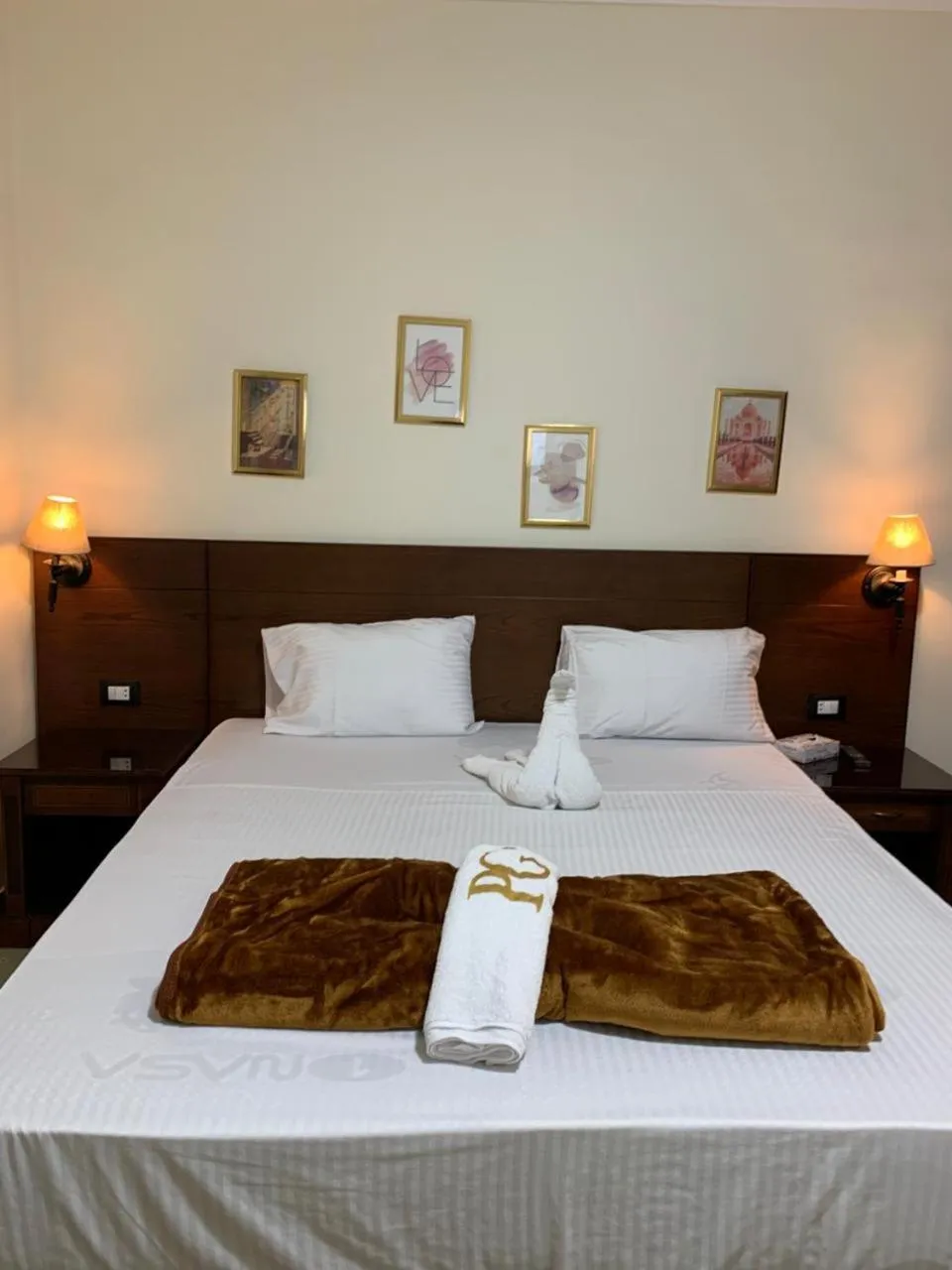 Bedroom, Bed in Montana Hotel