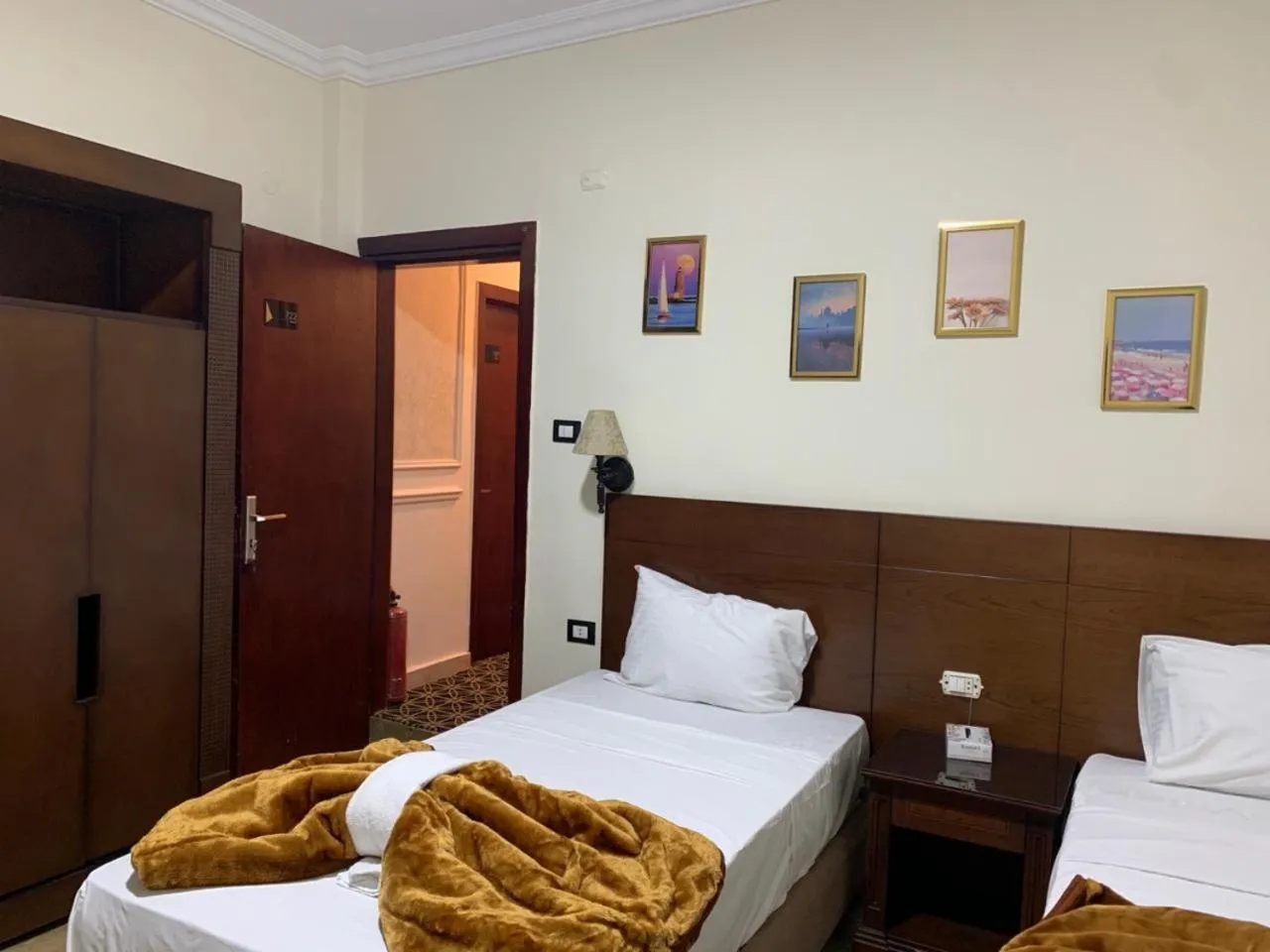 Bedroom, Bed in Montana Hotel