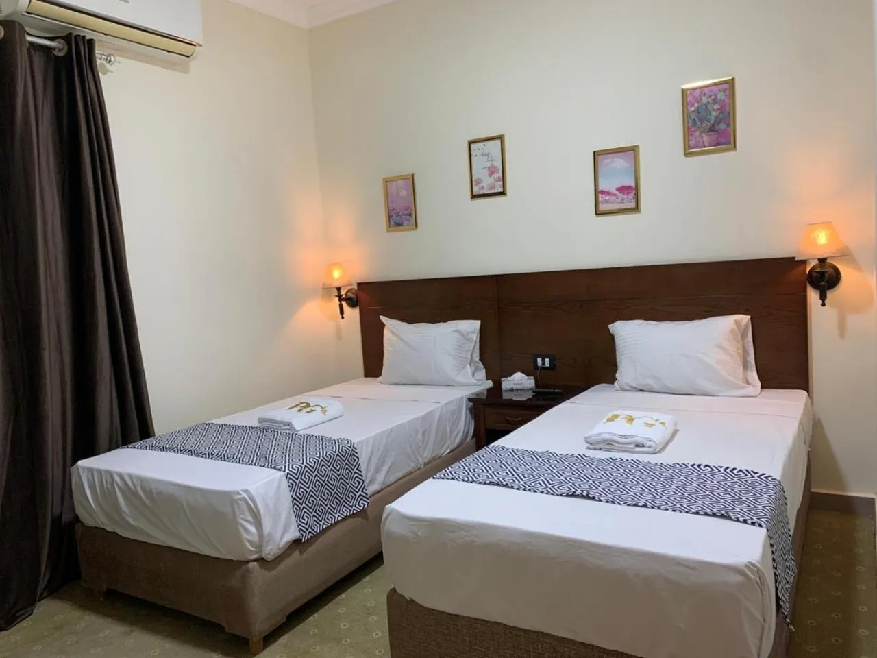 Bedroom, Bed in Montana Hotel