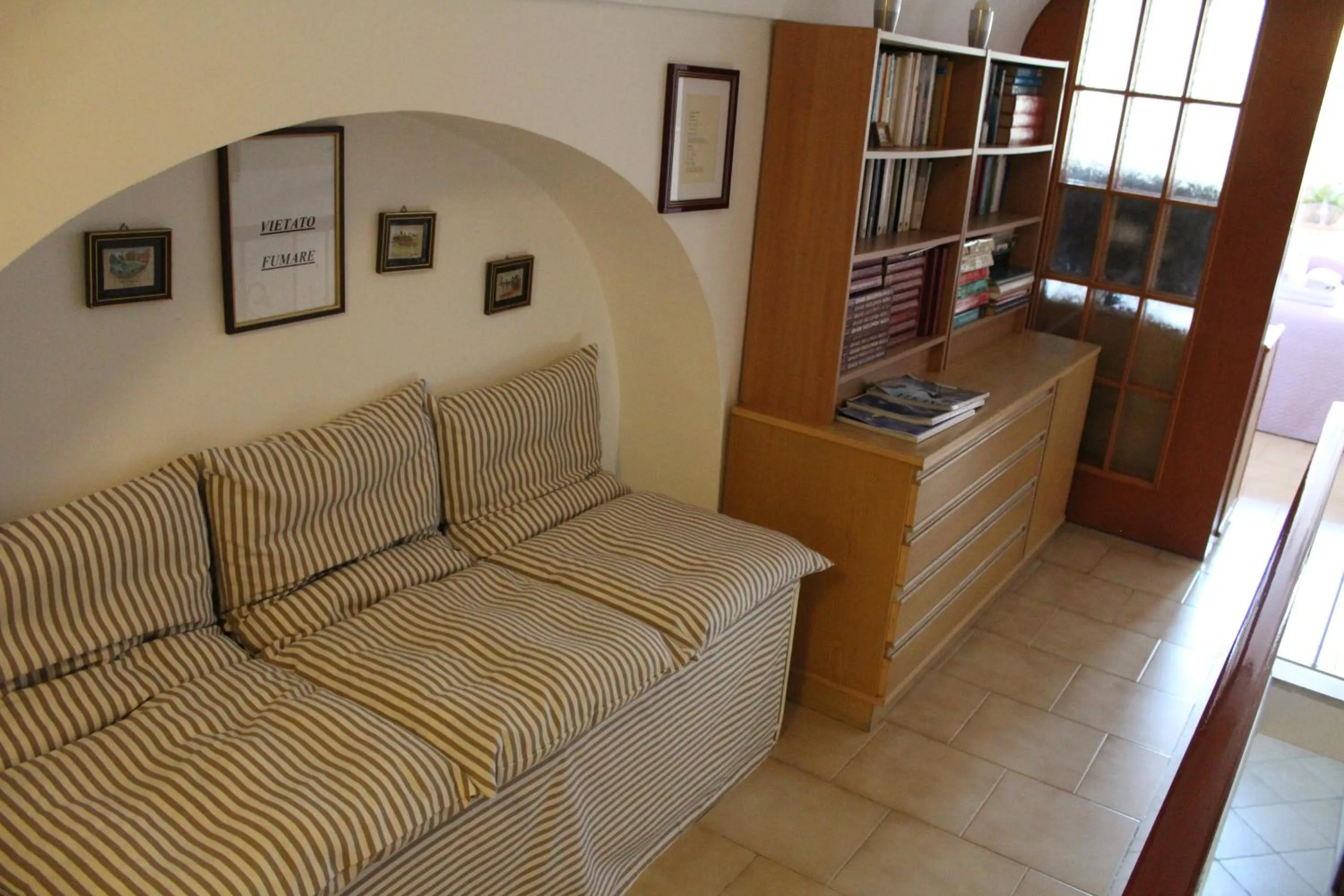Library in Villa Apollo B&B