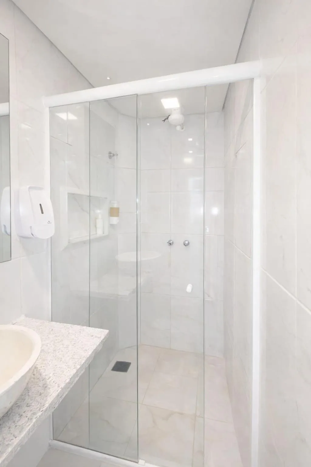 Shower in CASA HOTEL PIRACICABA