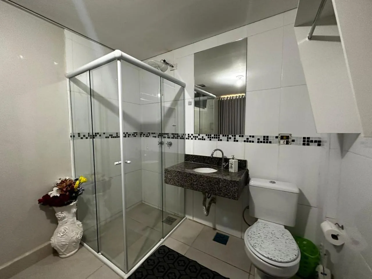 Shower in CASA HOTEL PIRACICABA