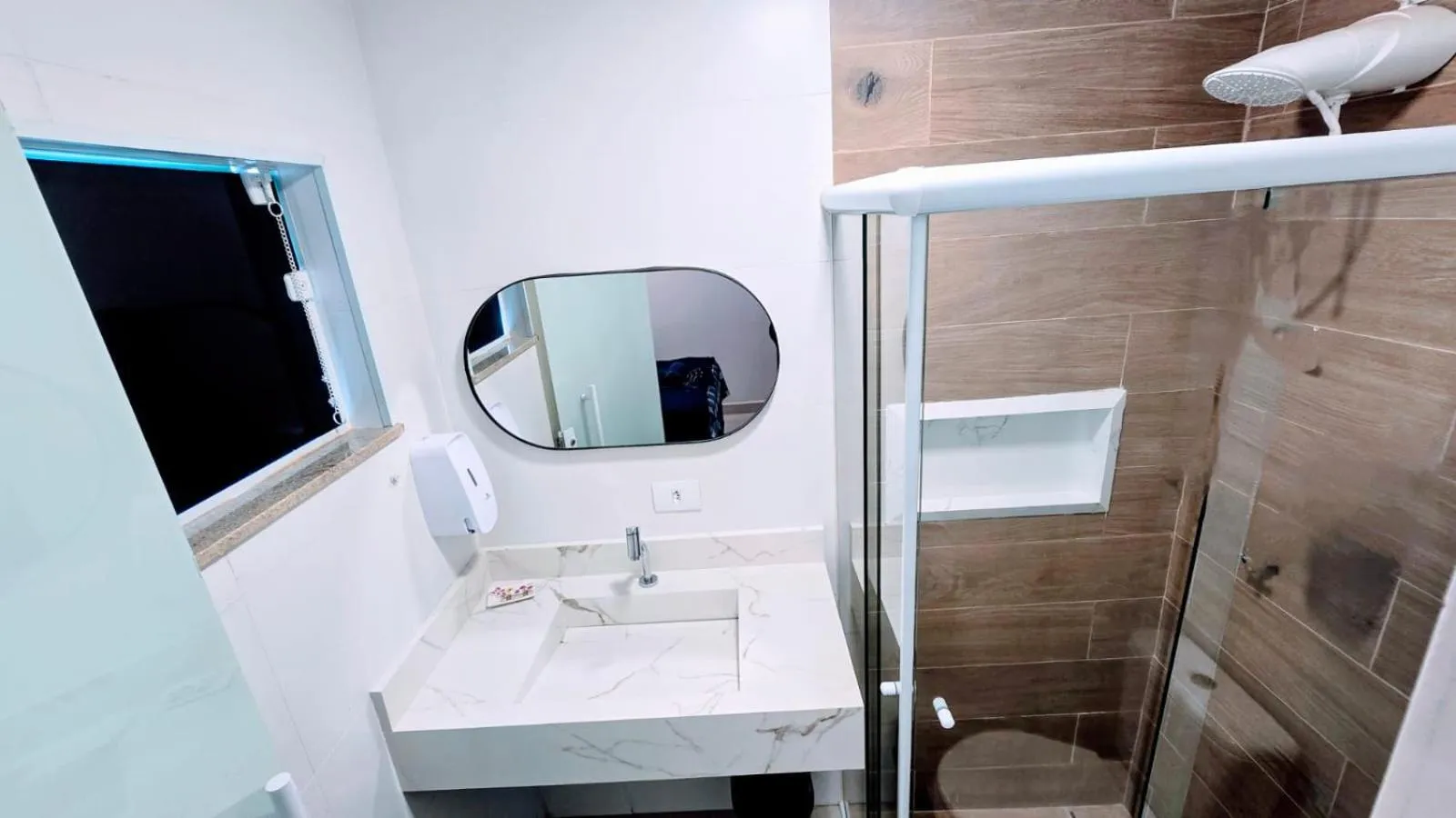 Shower in CASA HOTEL PIRACICABA