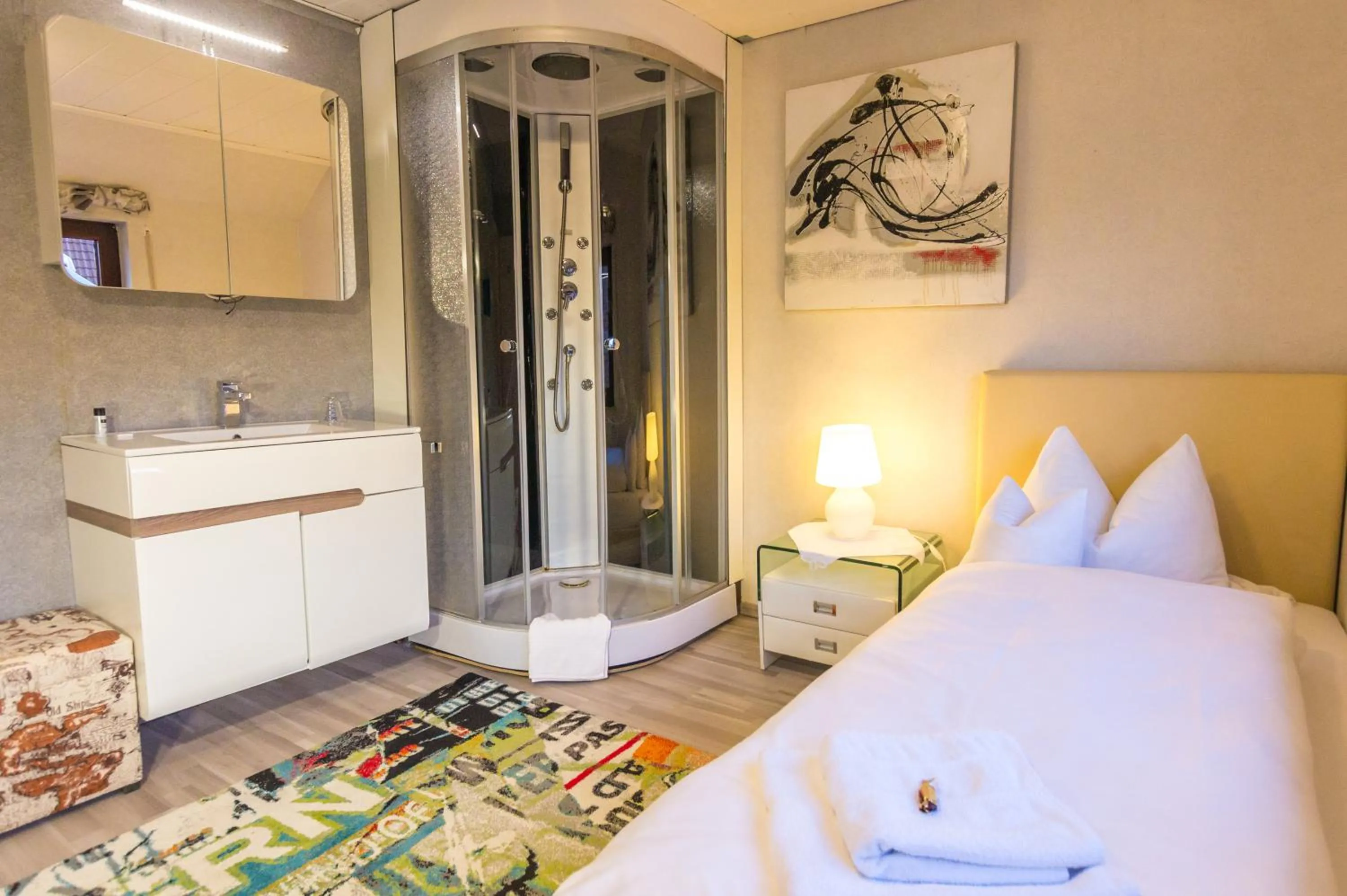 Shower, Bed in Hotel Rosengarten