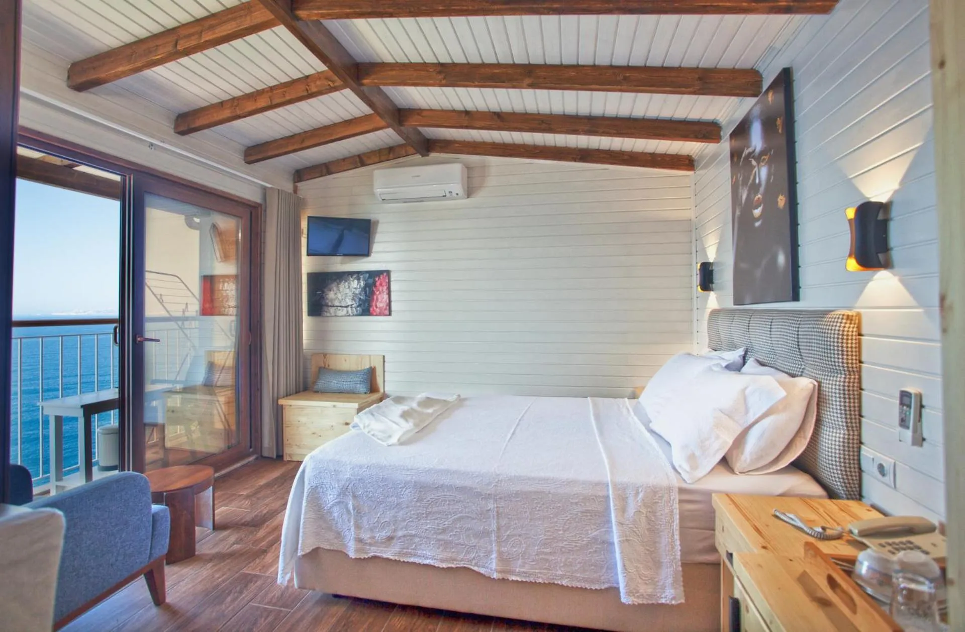 Photo of the whole room, Bed in Sunset Villa Hotel