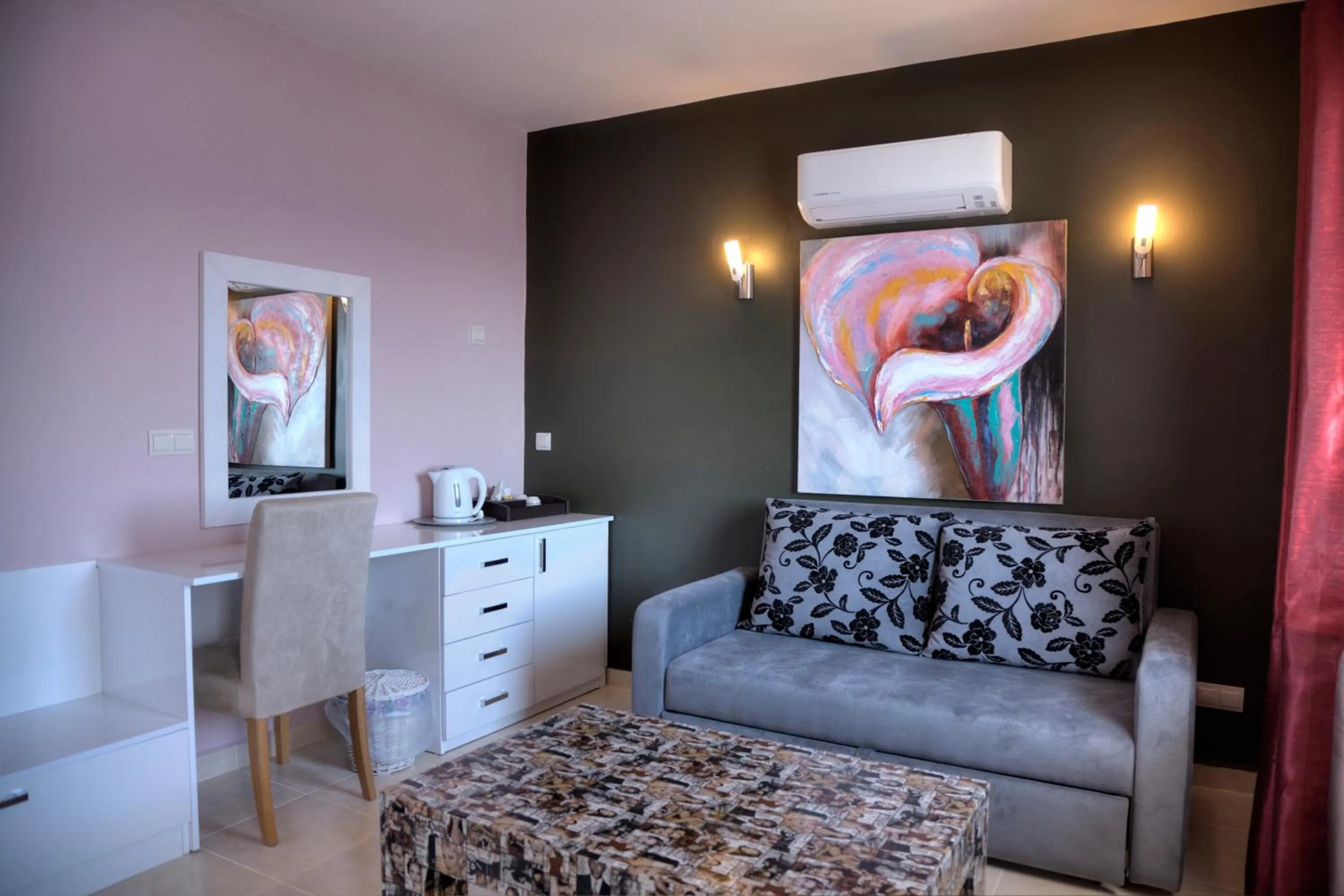 Seating area in Sunset Villa Hotel