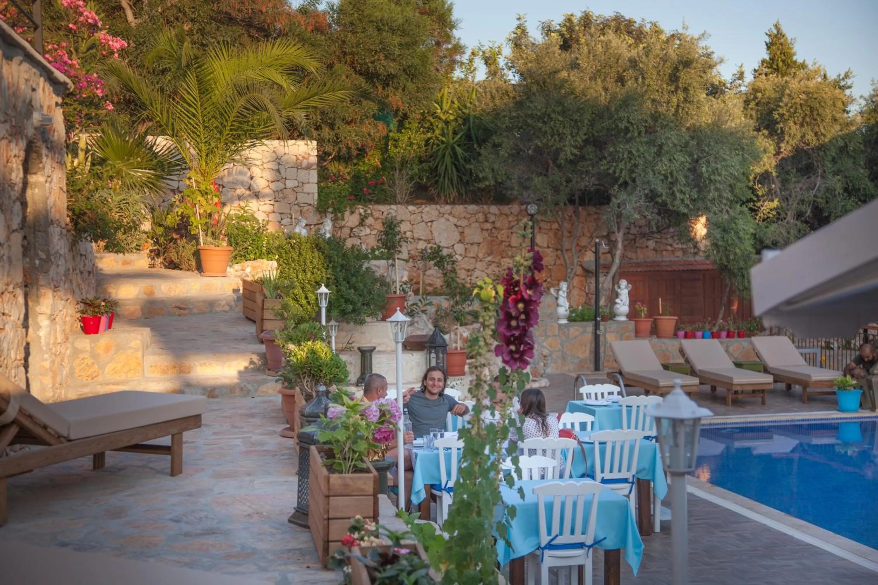 Restaurant/places to eat in Sunset Villa Hotel