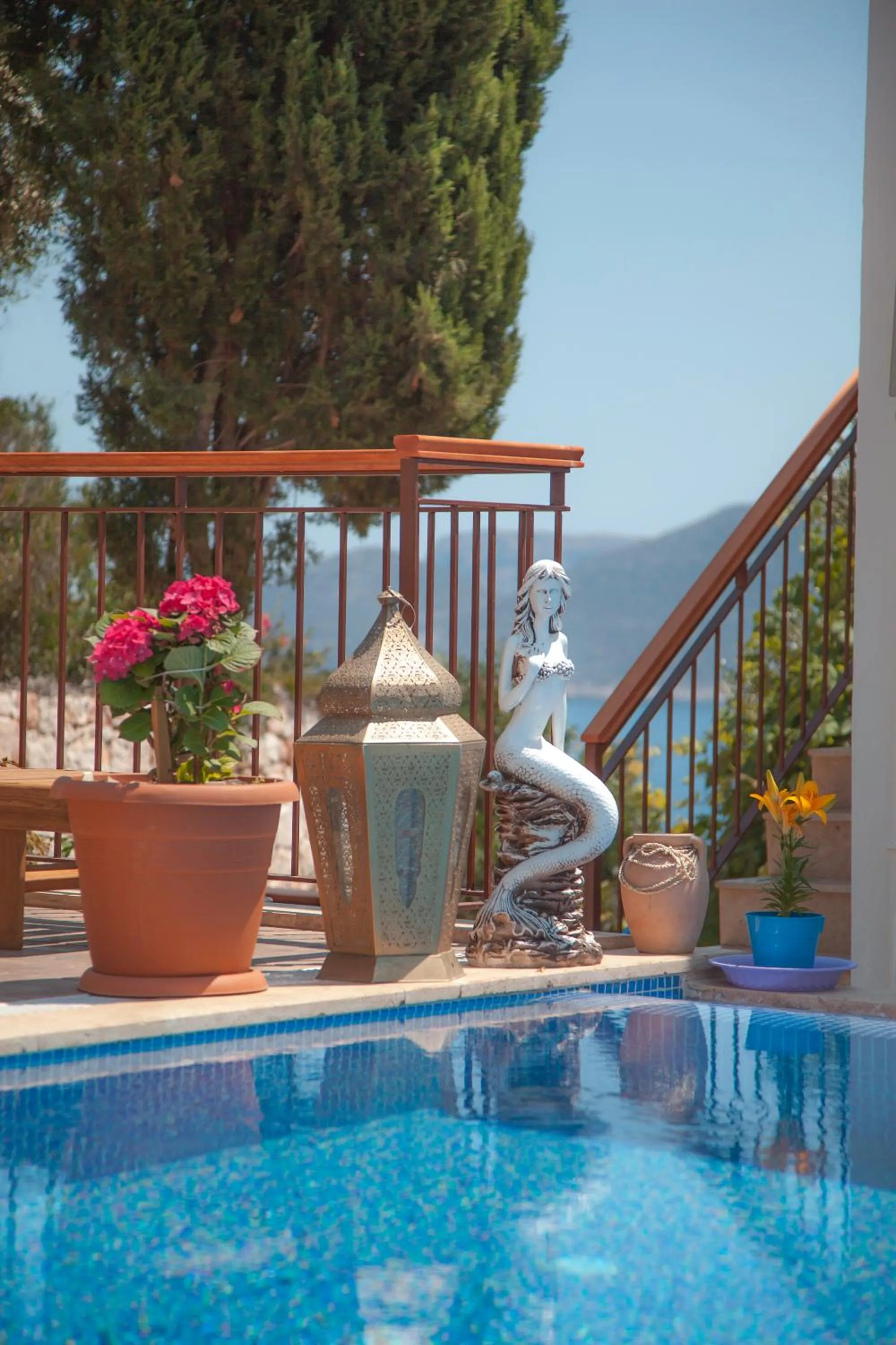 Swimming pool in Sunset Villa Hotel