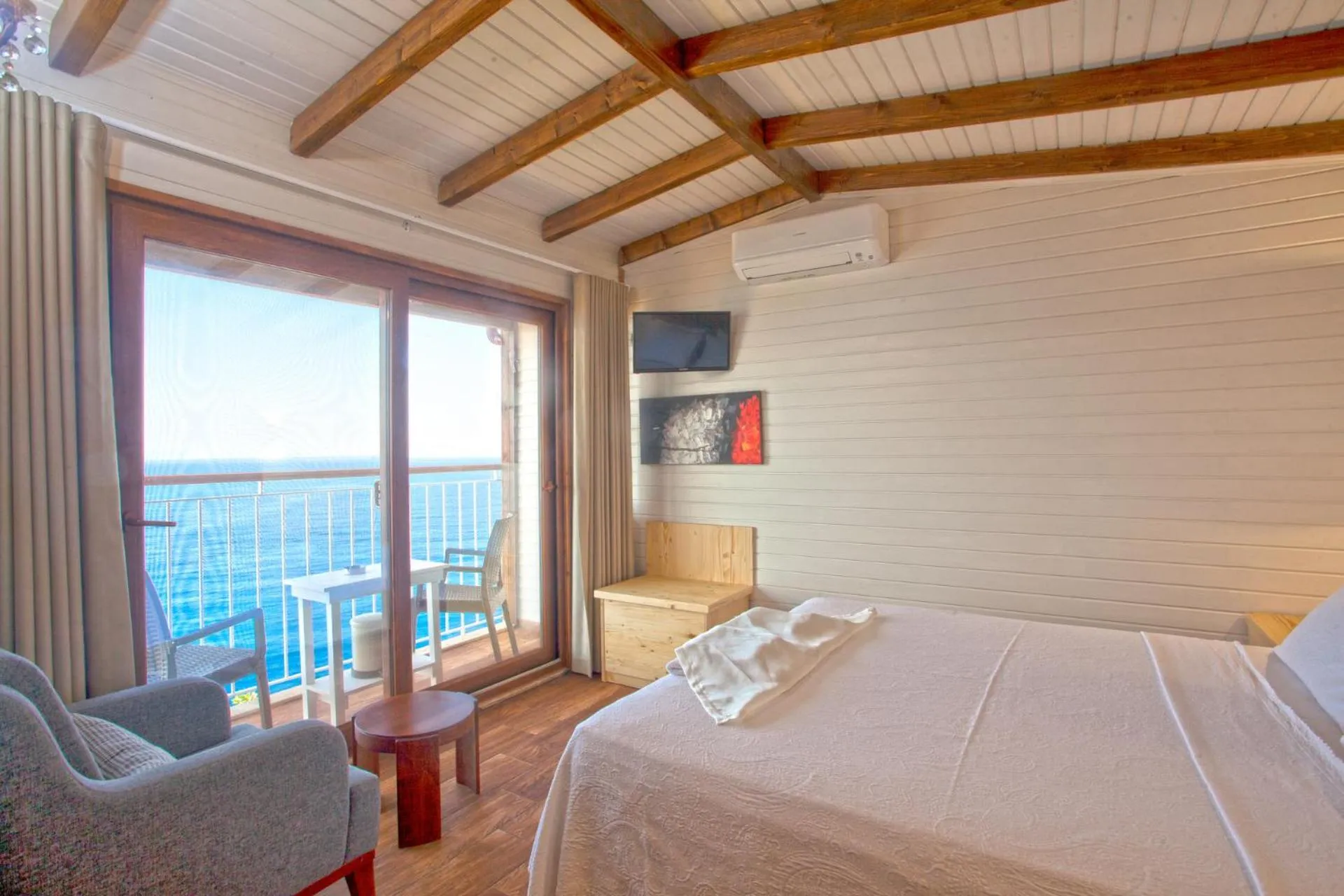 Photo of the whole room, Bed in Sunset Villa Hotel