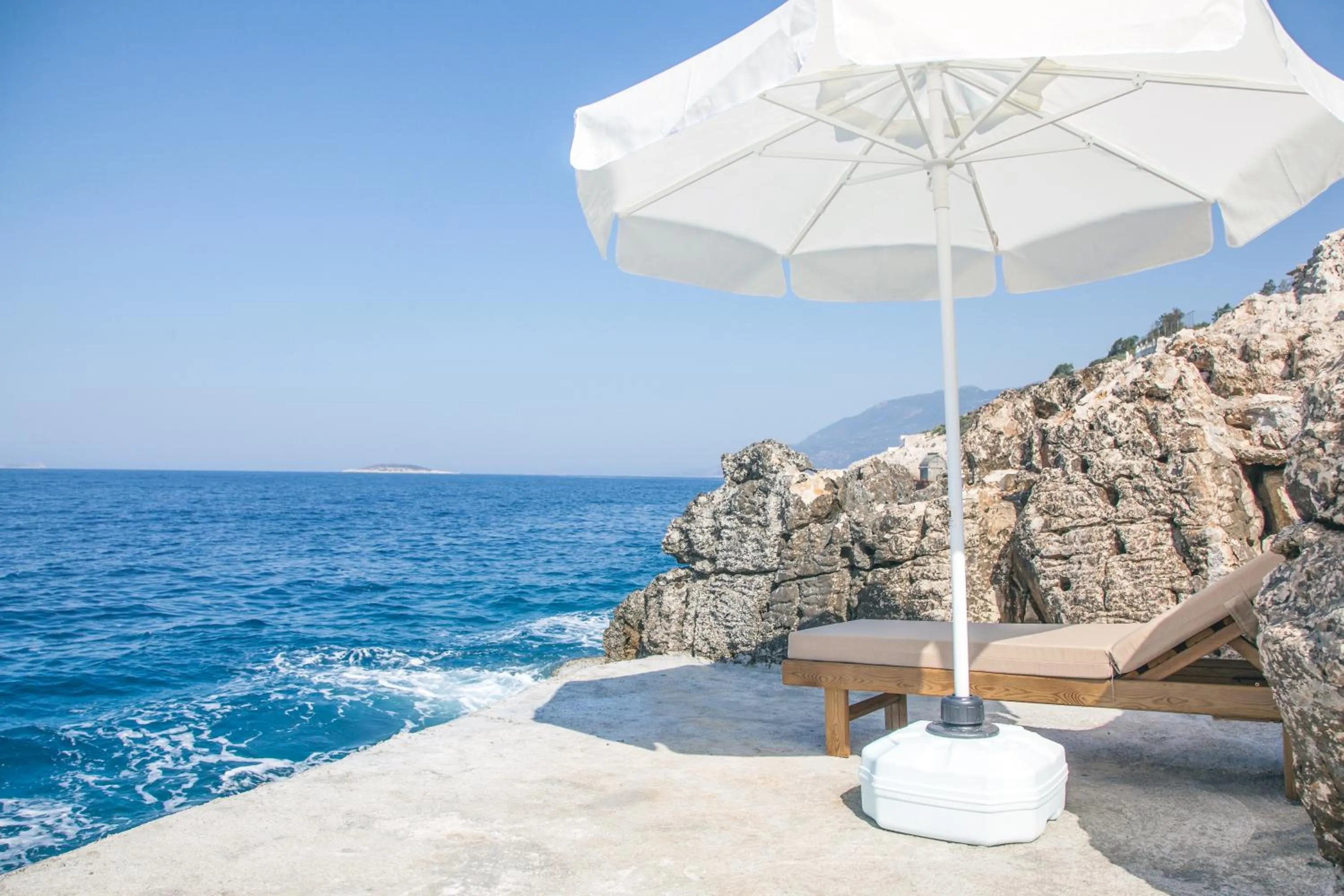 Beach in Sunset Villa Hotel