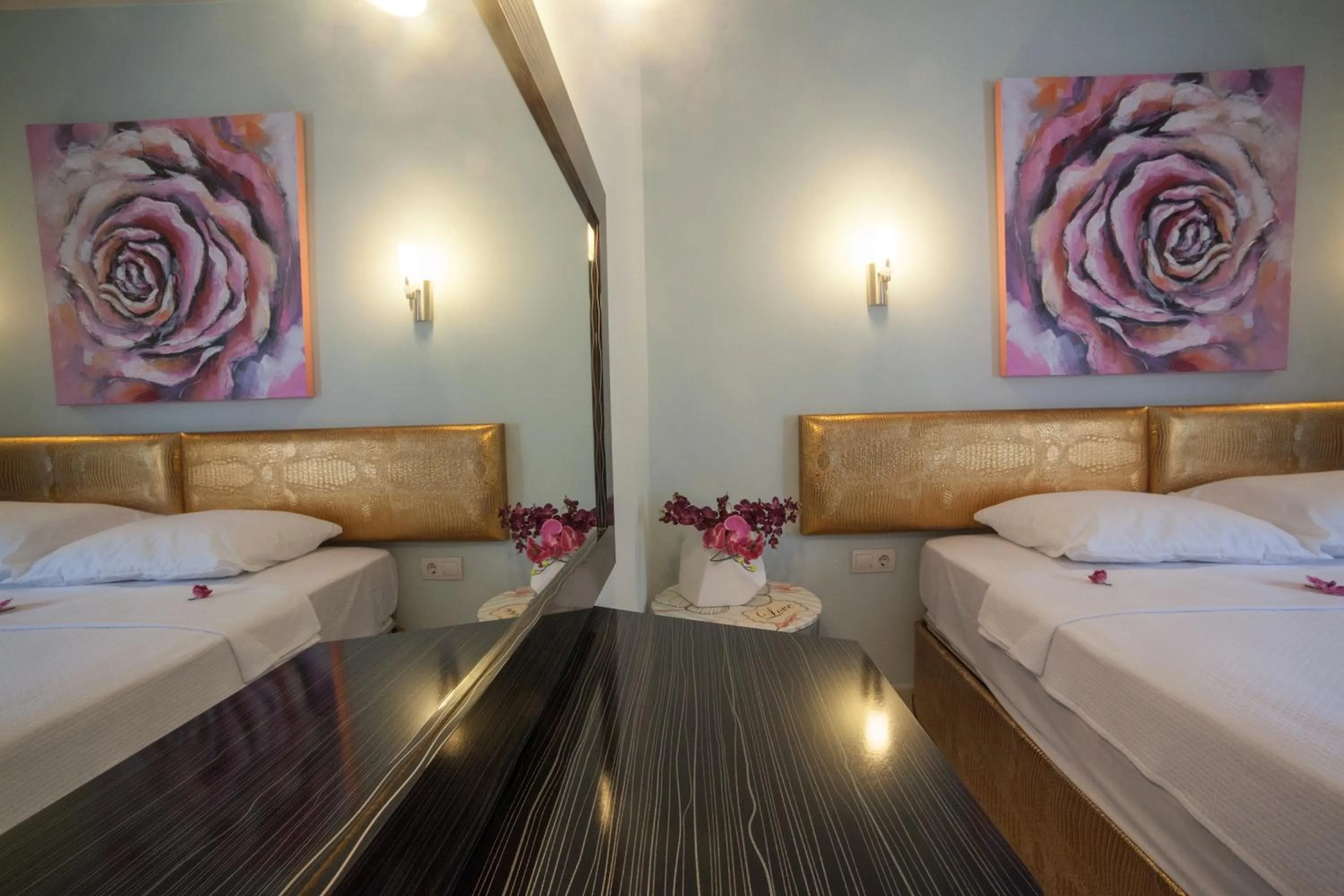 Bedroom, Bed in Sunset Villa Hotel