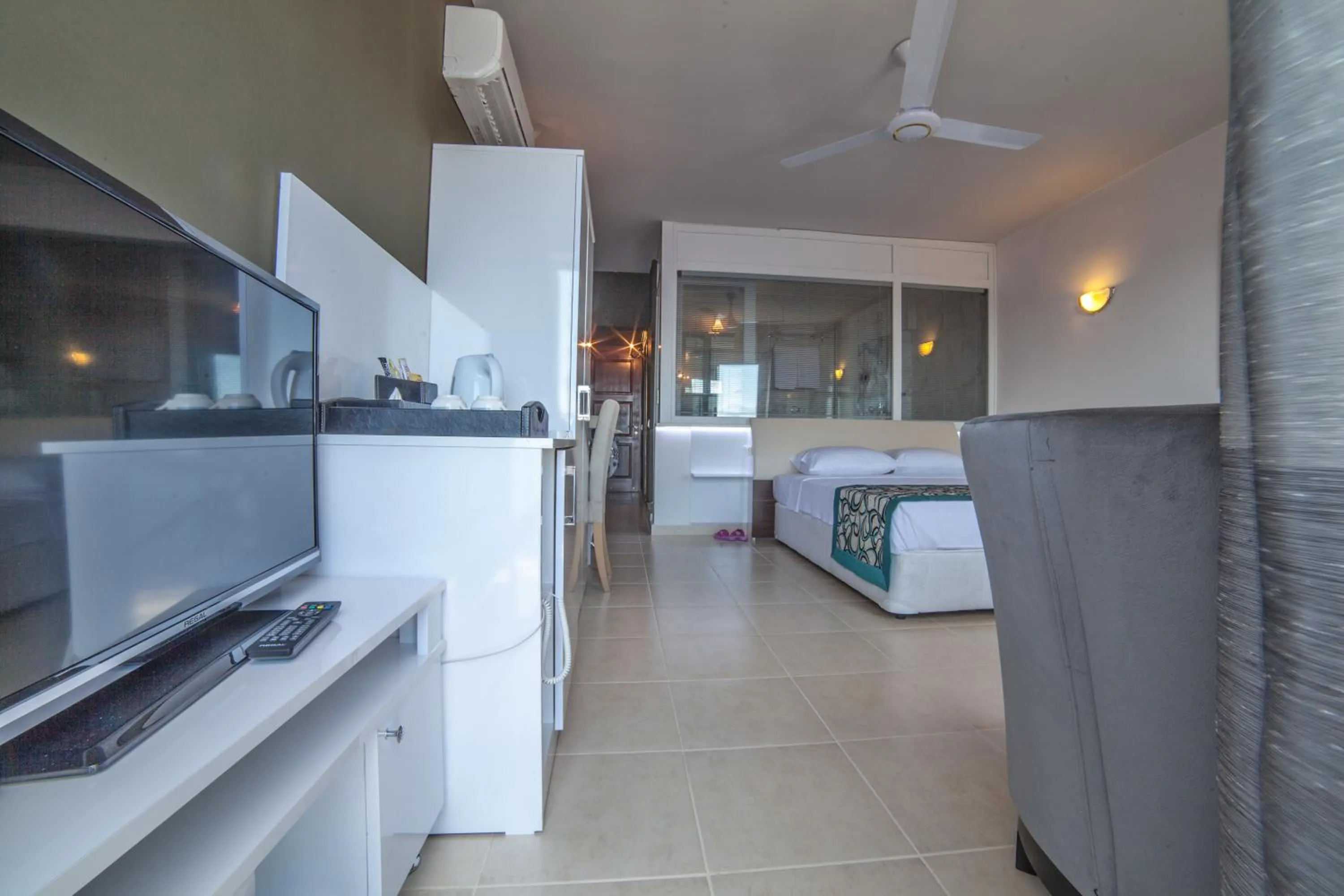 Photo of the whole room, Bed in Sunset Villa Hotel