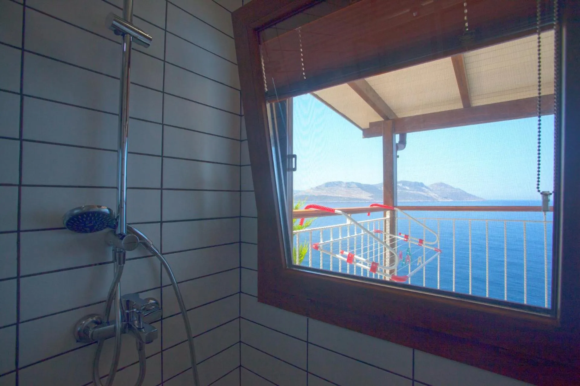 Shower in Sunset Villa Hotel