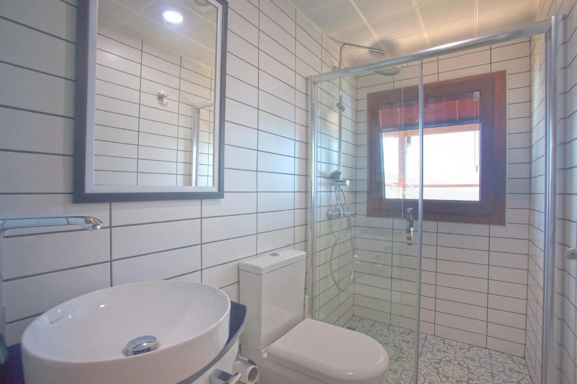 Shower in Sunset Villa Hotel