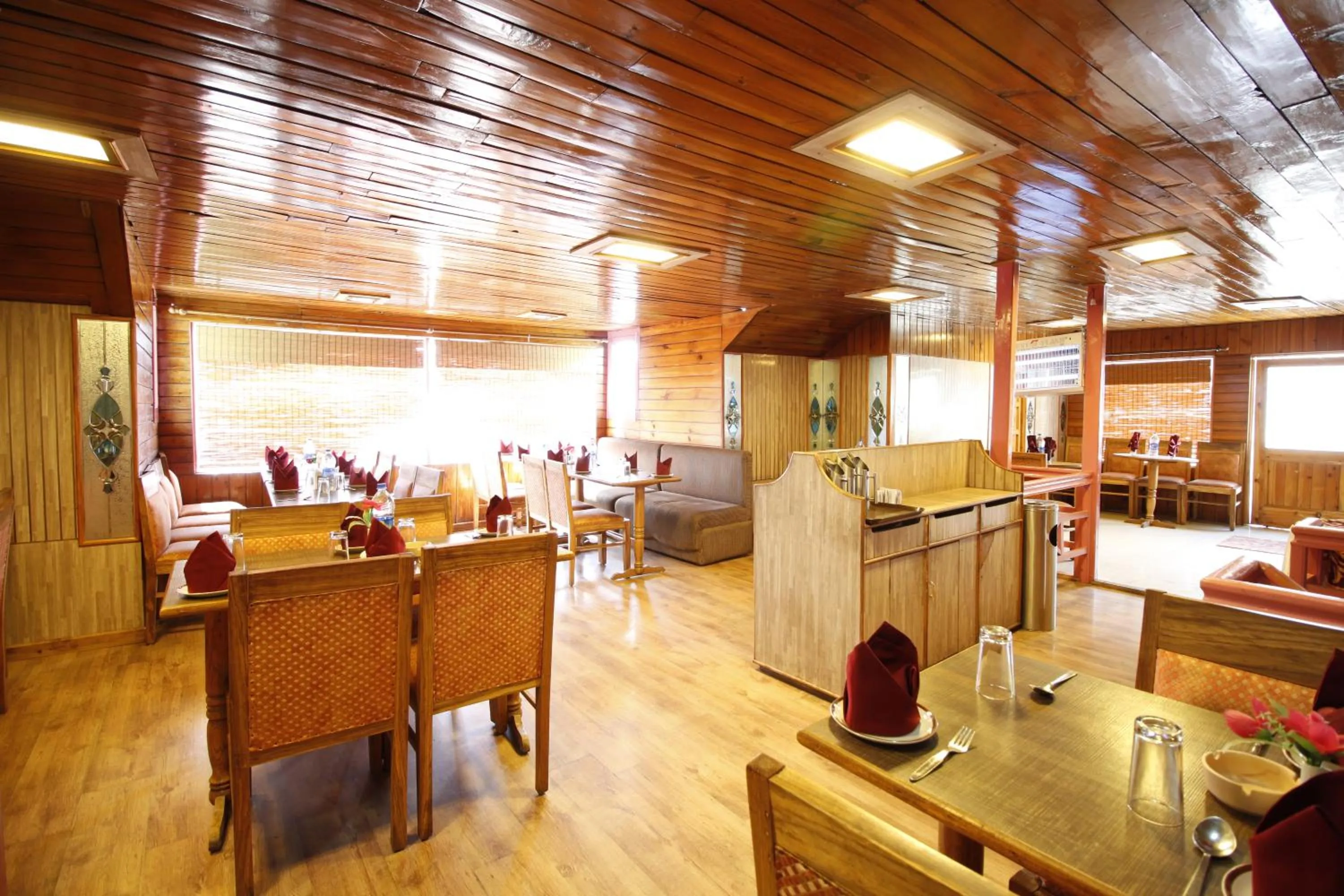 Restaurant/places to eat in Vardaan Hotels - PatniTop