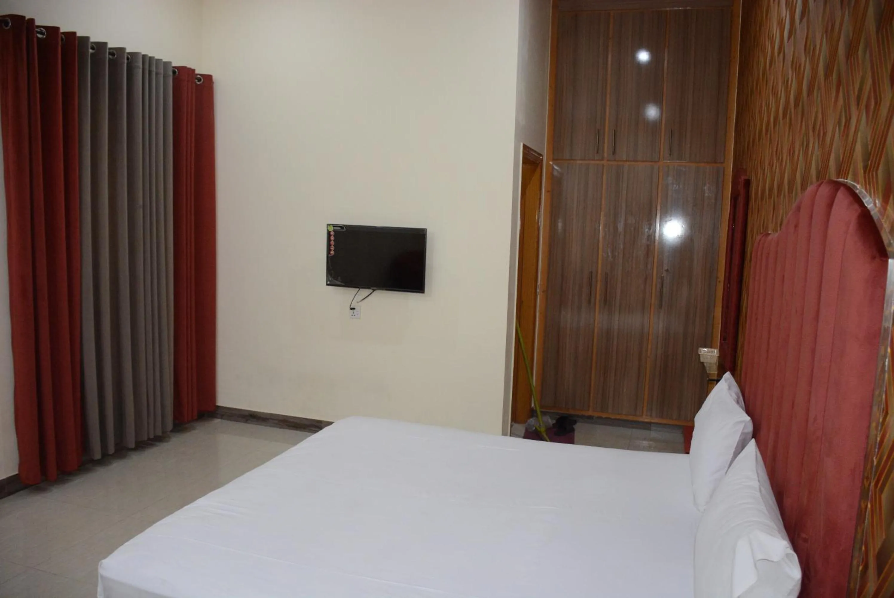 Photo of the whole room, Bed in Hotel The Taj Multan