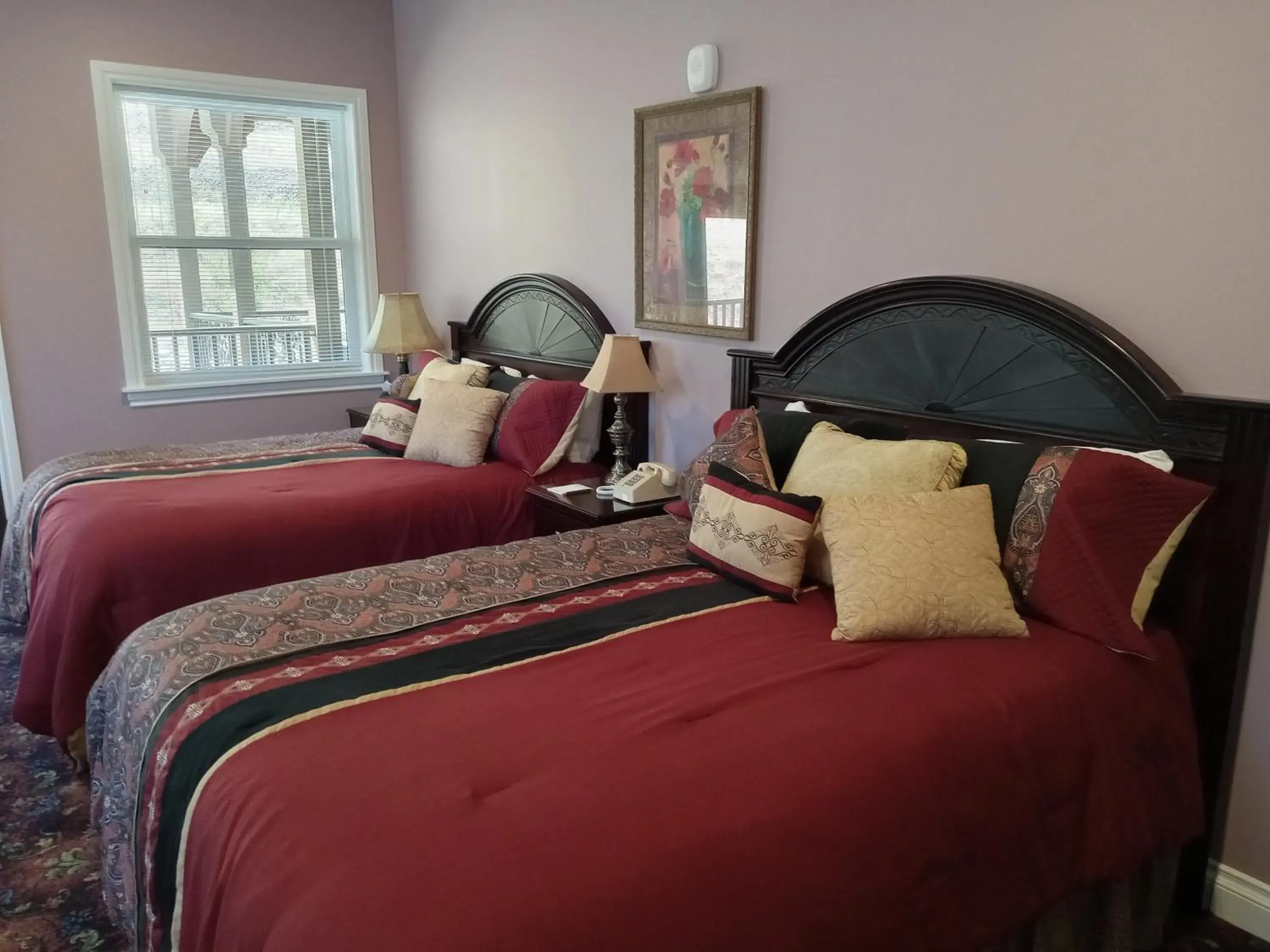 Deluxe Queen Room in Hearthstone Elegant Lodge Deluxe Queen Room in Hearthstone Elegant Lodge