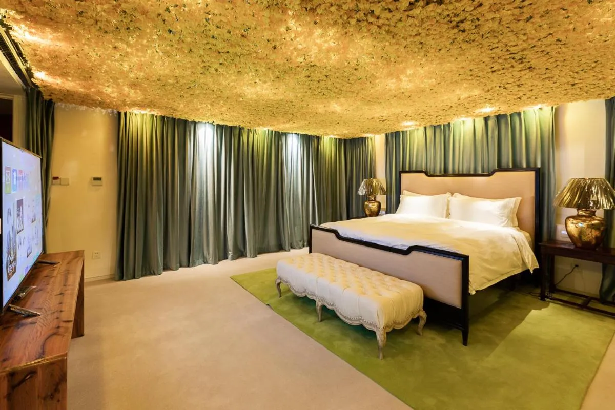 Communal lounge/ TV room, Bed in Chengdu Chengshe Hotel - Wenjiang University Town Southwest Caida Branch