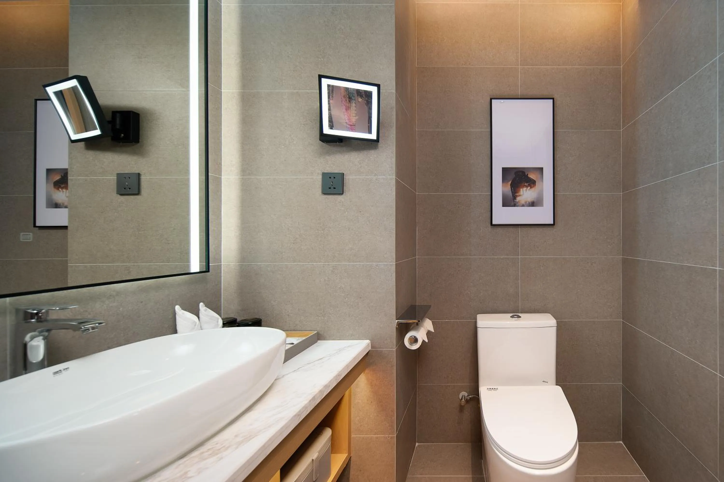 Toilet in Langham Honor International Hotel Canton Fair Complex Branch - Free Shuttle to Canton Fair Complex During Canton Fair Period & Free Mini Bar