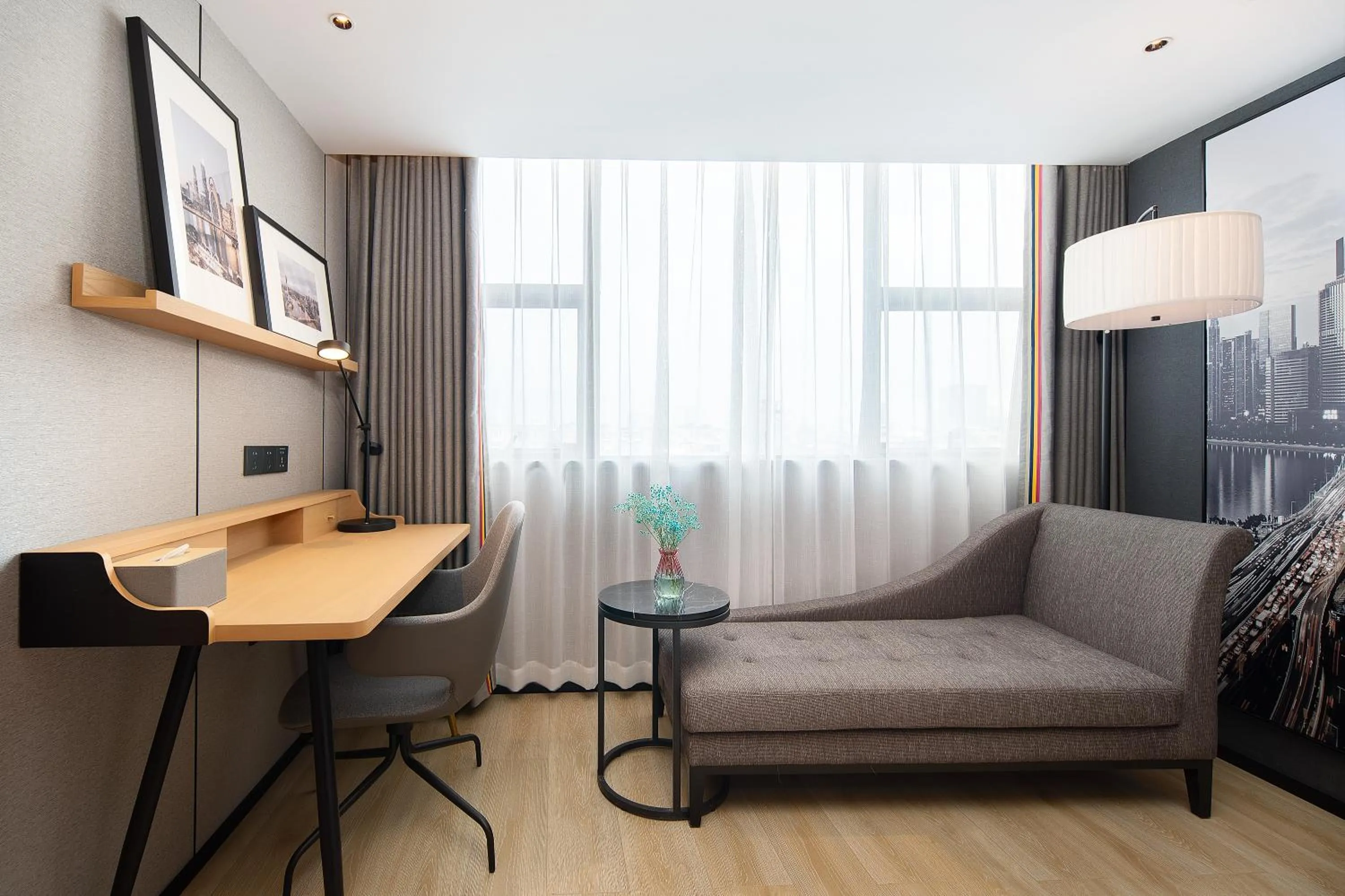 Seating area in Langham Honor International Hotel Canton Fair Complex Branch - Free Shuttle to Canton Fair Complex During Canton Fair Period & Free Mini Bar