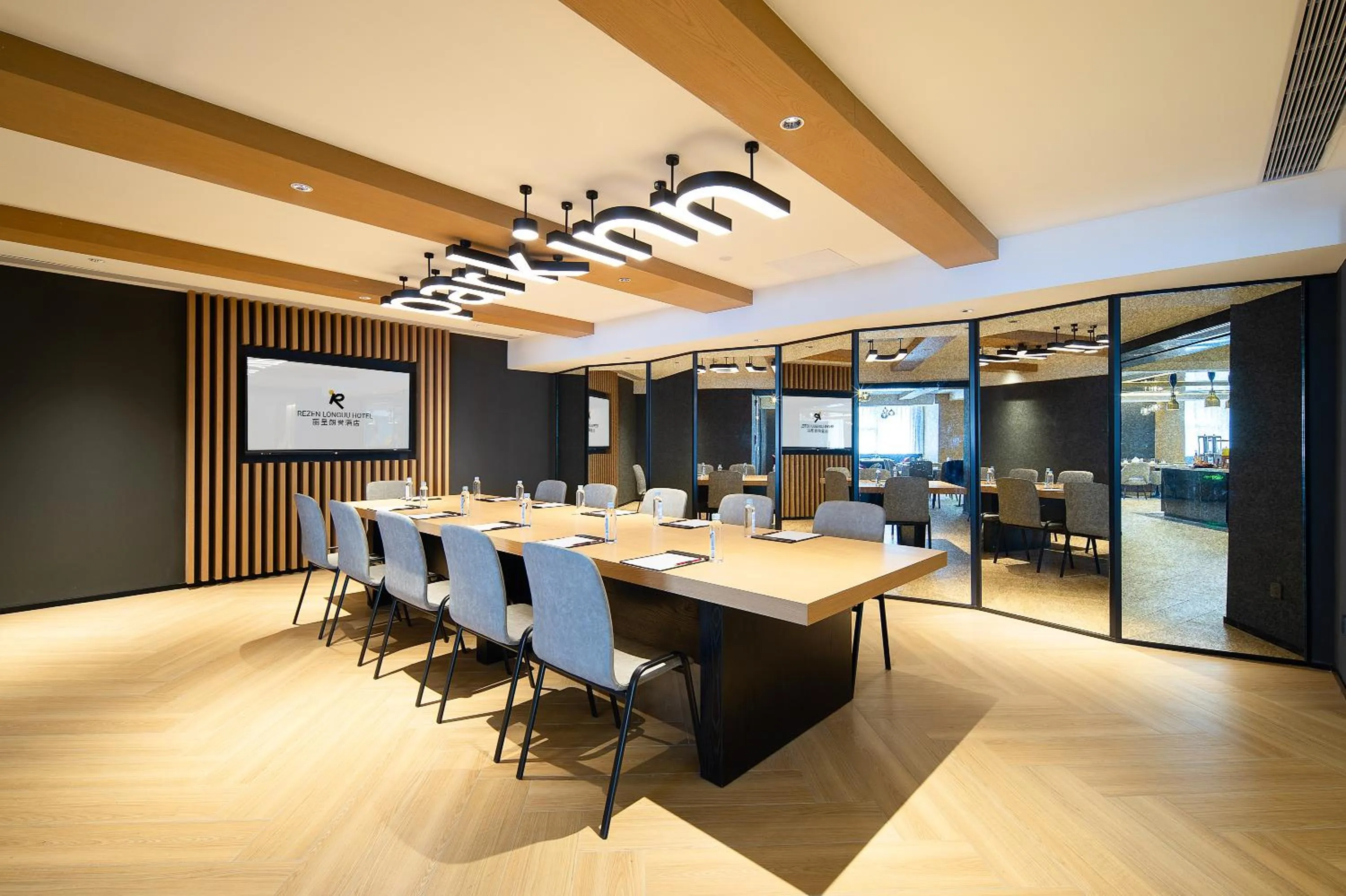 Living room in Langham Honor International Hotel Canton Fair Complex Branch - Free Shuttle to Canton Fair Complex During Canton Fair Period & Free Mini Bar