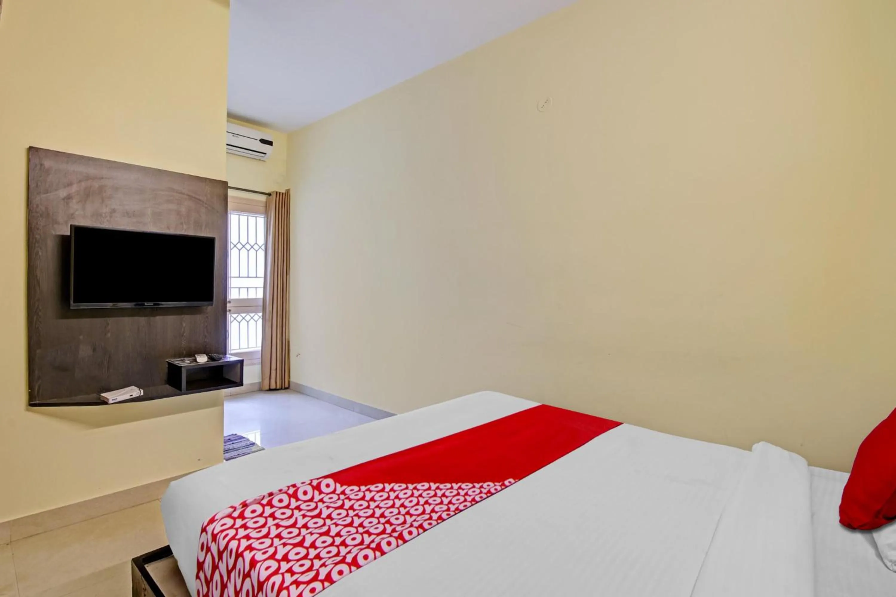 Facade/entrance, Bed in Hotel O Metro Inn Manyata