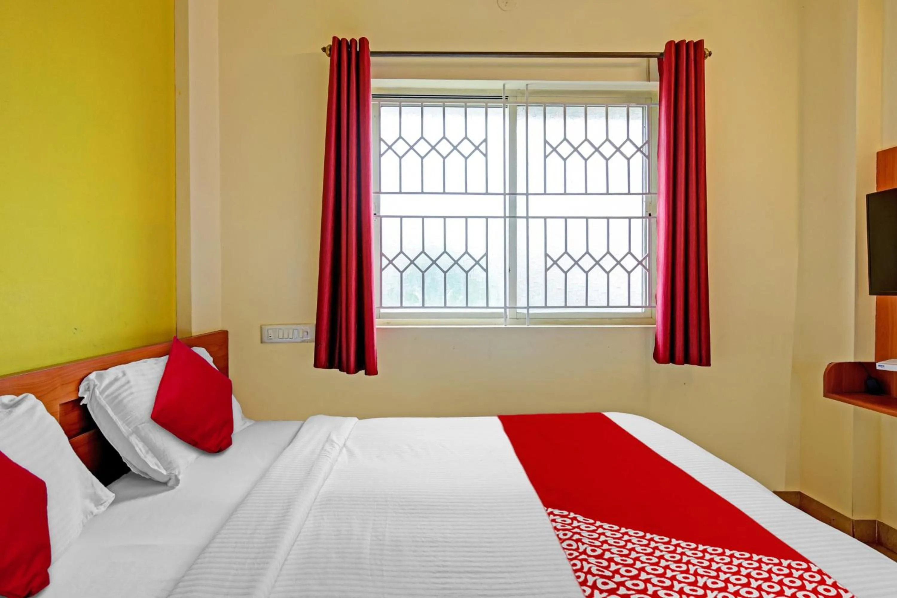 Bathroom, Bed in Hotel O Metro Inn Manyata