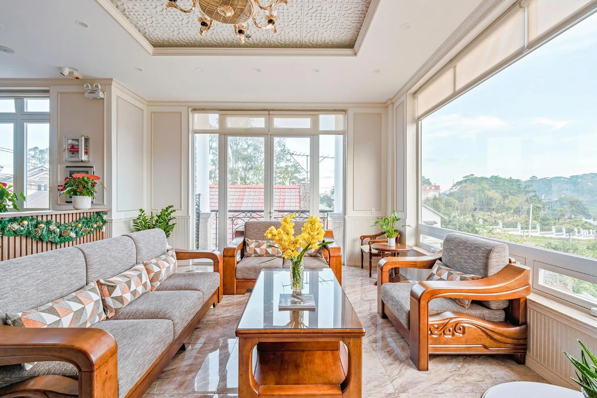 Communal lounge/ TV room in PINE VIEW Hotel Dalat