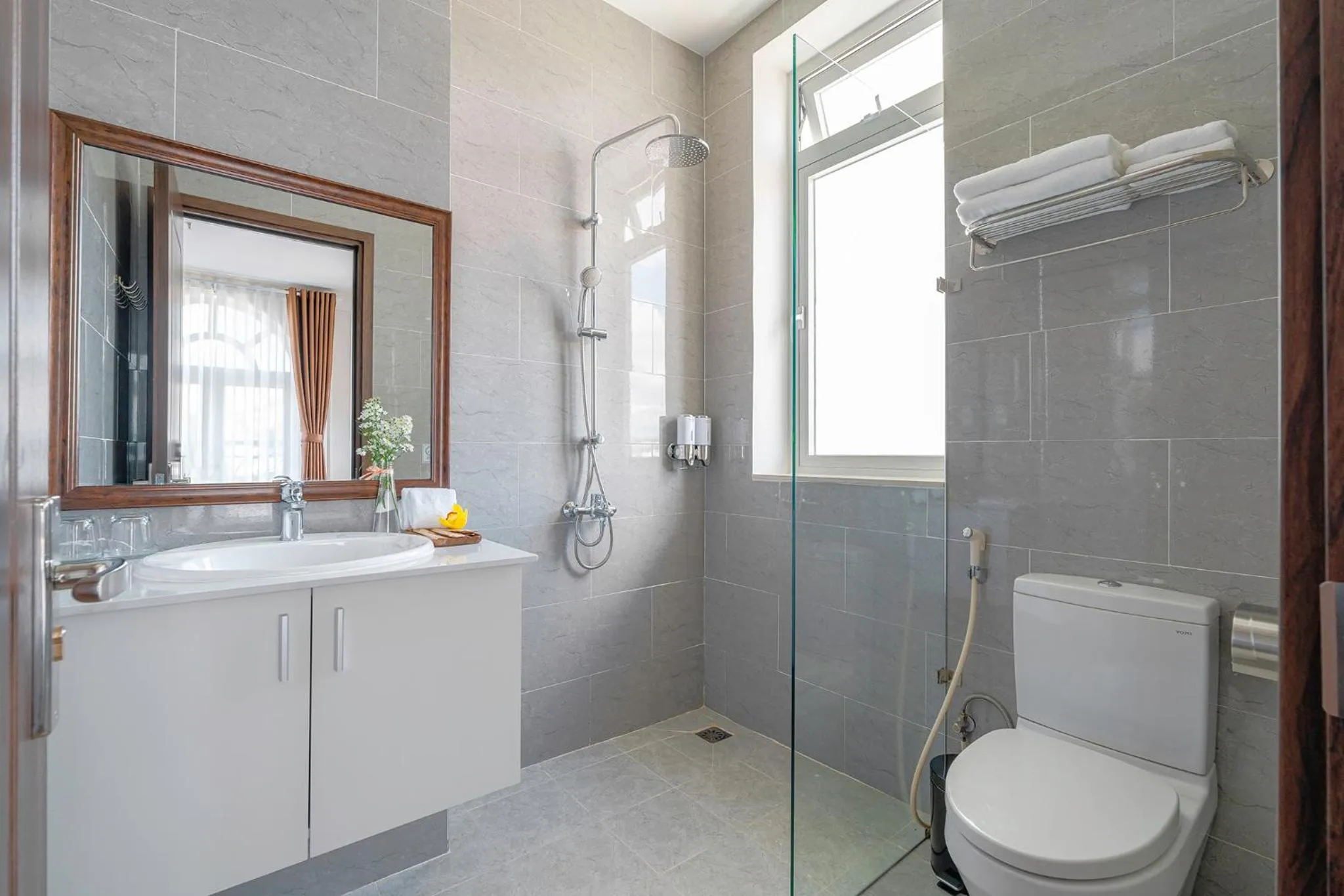 Shower in PINE VIEW Hotel Dalat