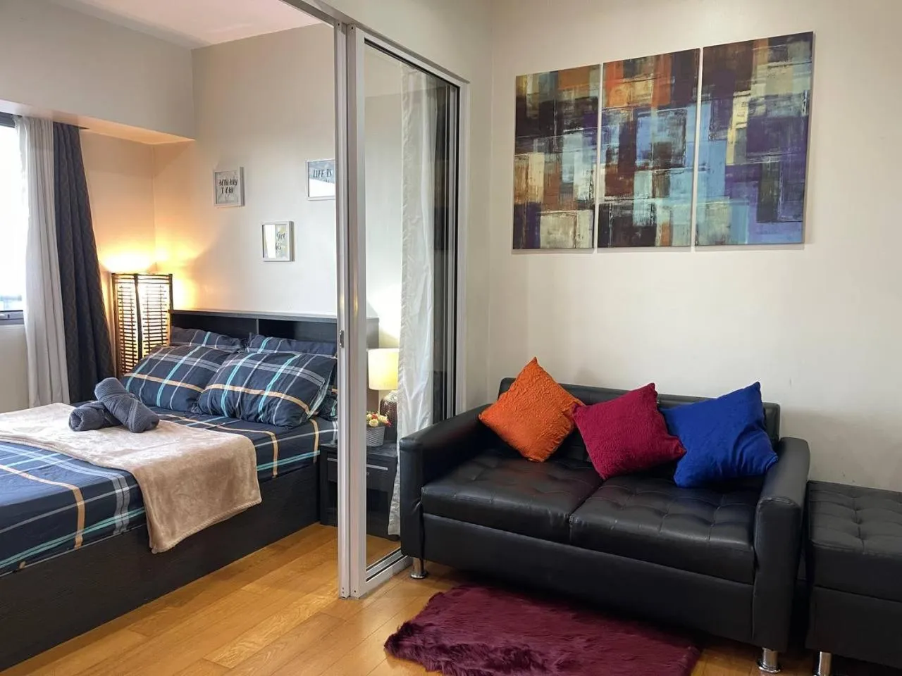 Homey 1BR Acqua Livingstone with Netflix, Pool & Gym