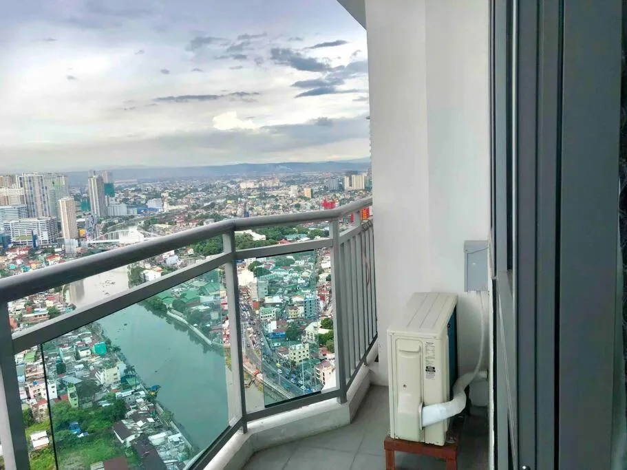 Homey 1BR Acqua Livingstone with Netflix, Pool & Gym