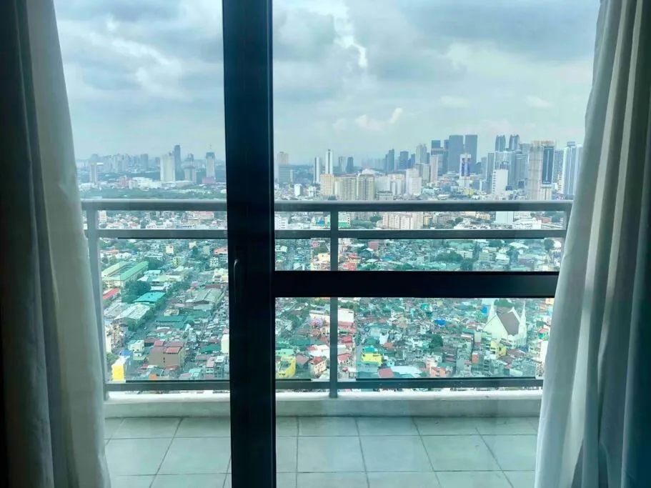 Homey 1BR Acqua Livingstone with Netflix, Pool & Gym