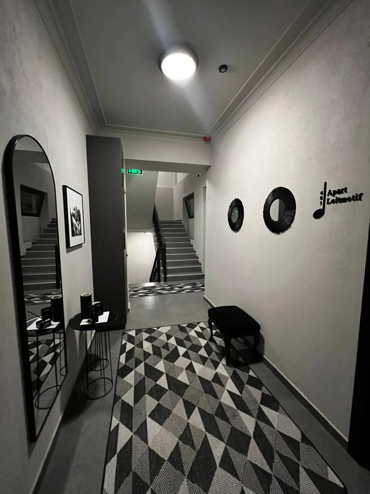 Property building, Bed in Apart leitmotif