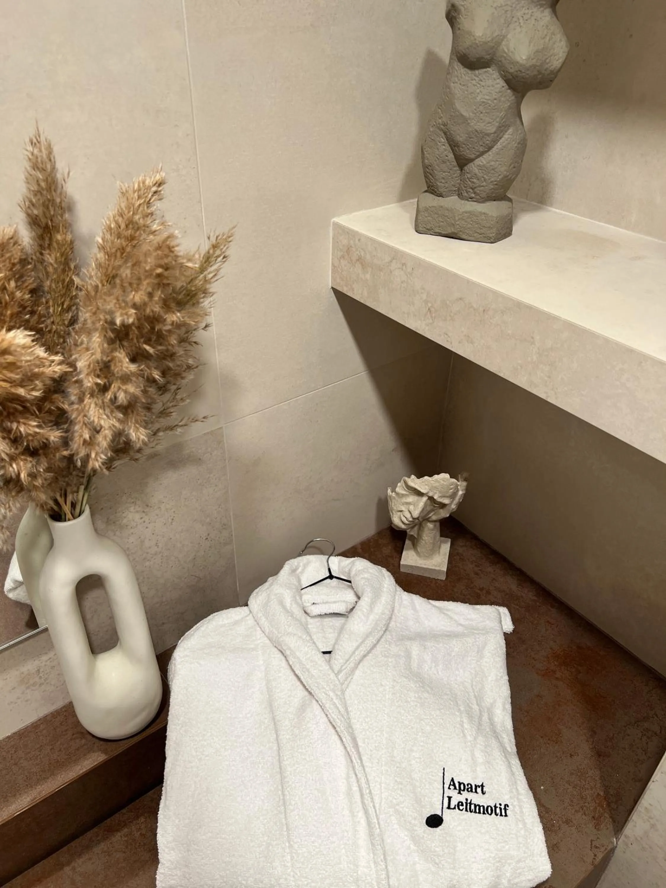 Bathroom in Apart leitmotif