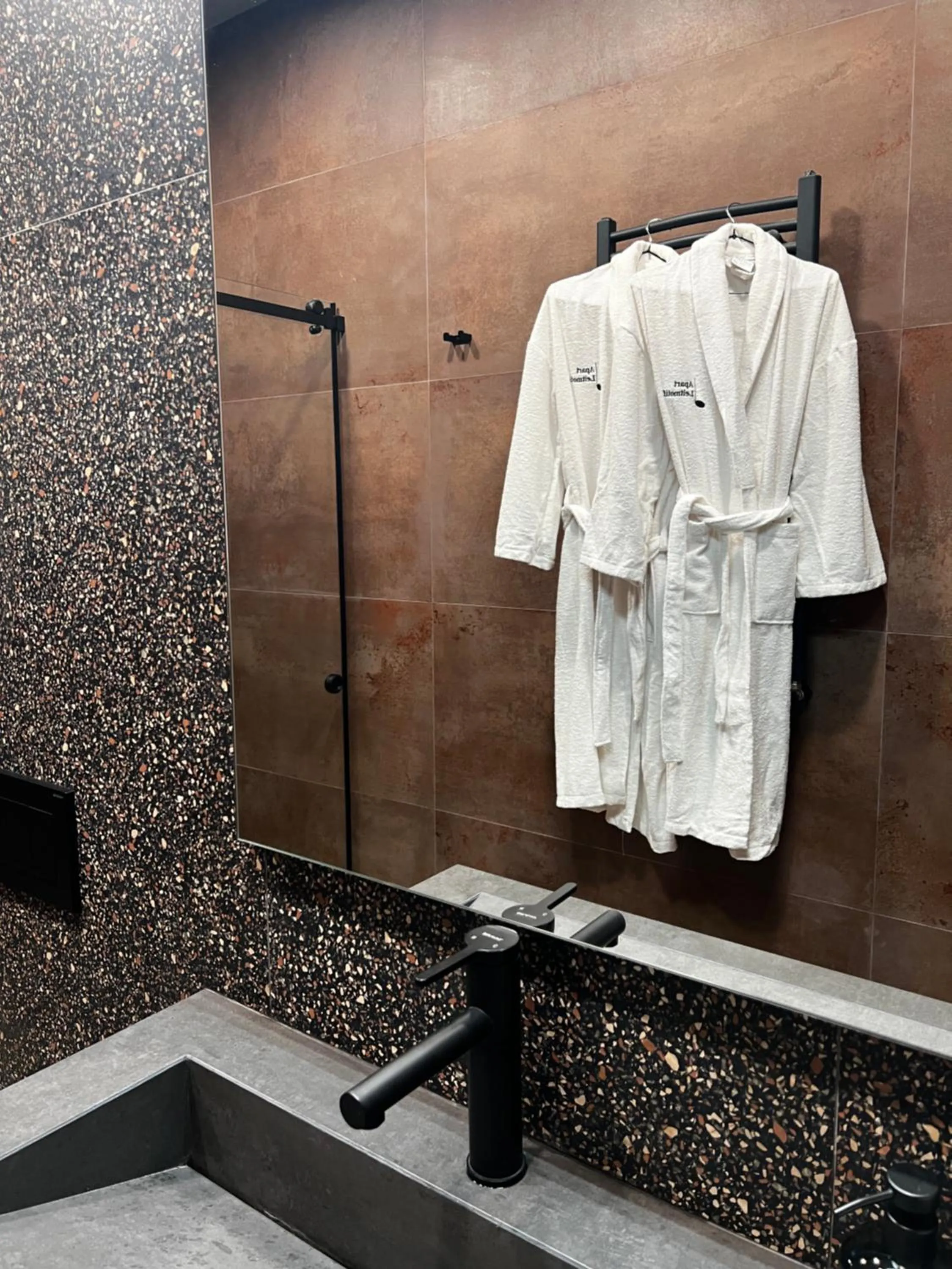 Bathroom in Apart leitmotif