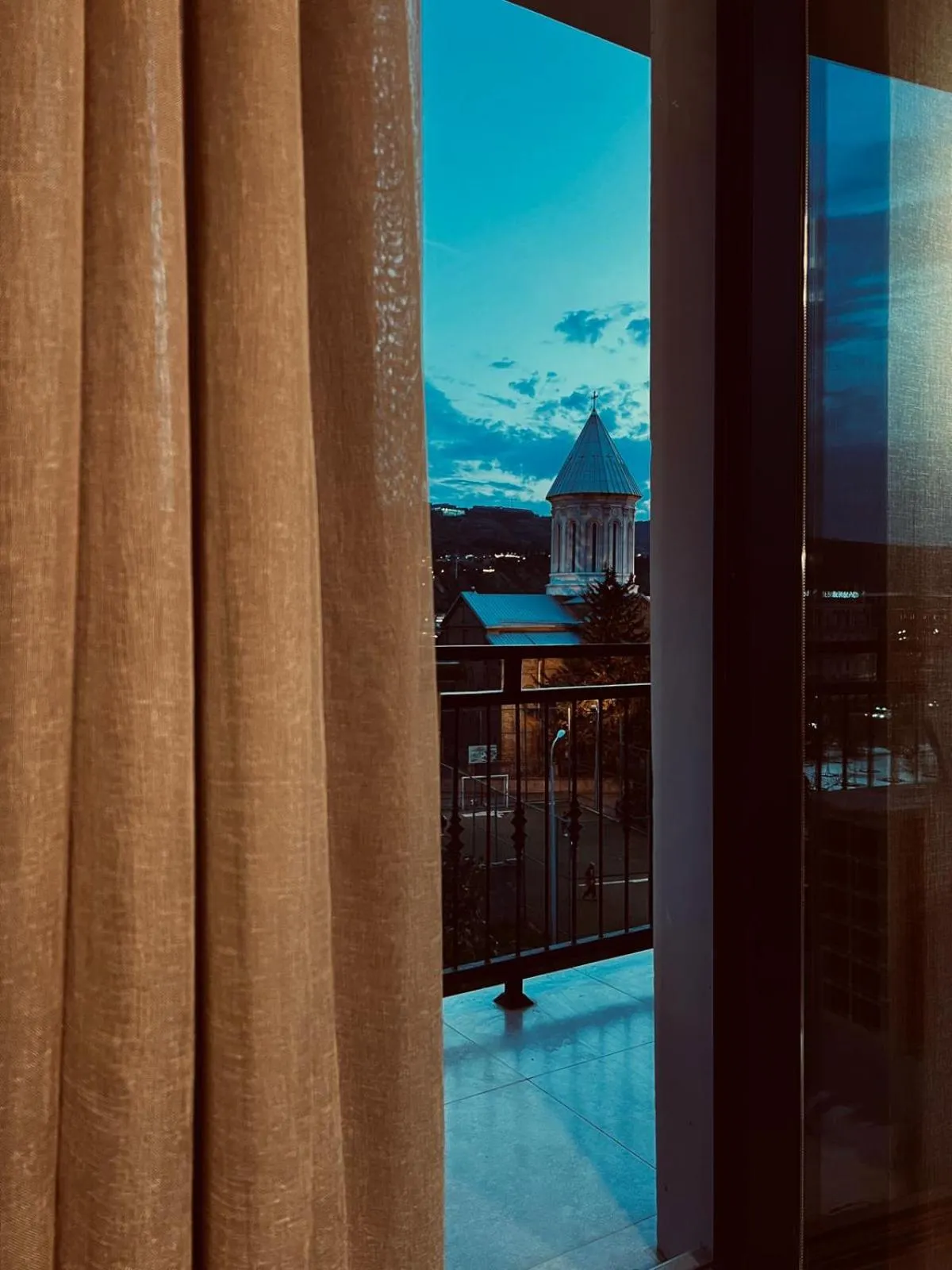 View (from property/room) in Apart leitmotif