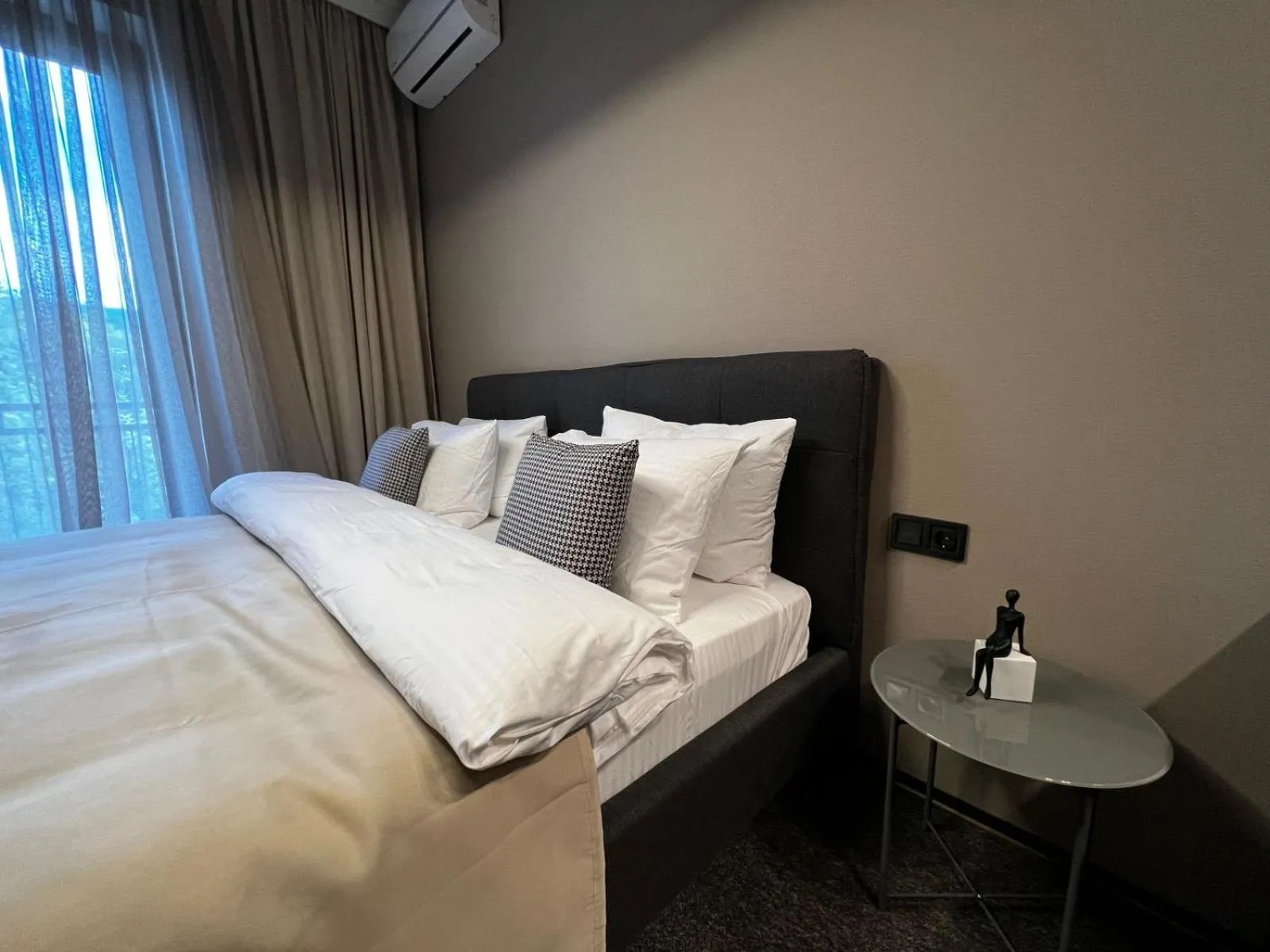 Photo of the whole room, Bed in Apart leitmotif