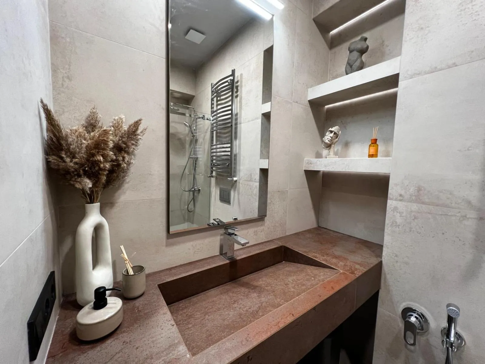 Shower in Apart leitmotif