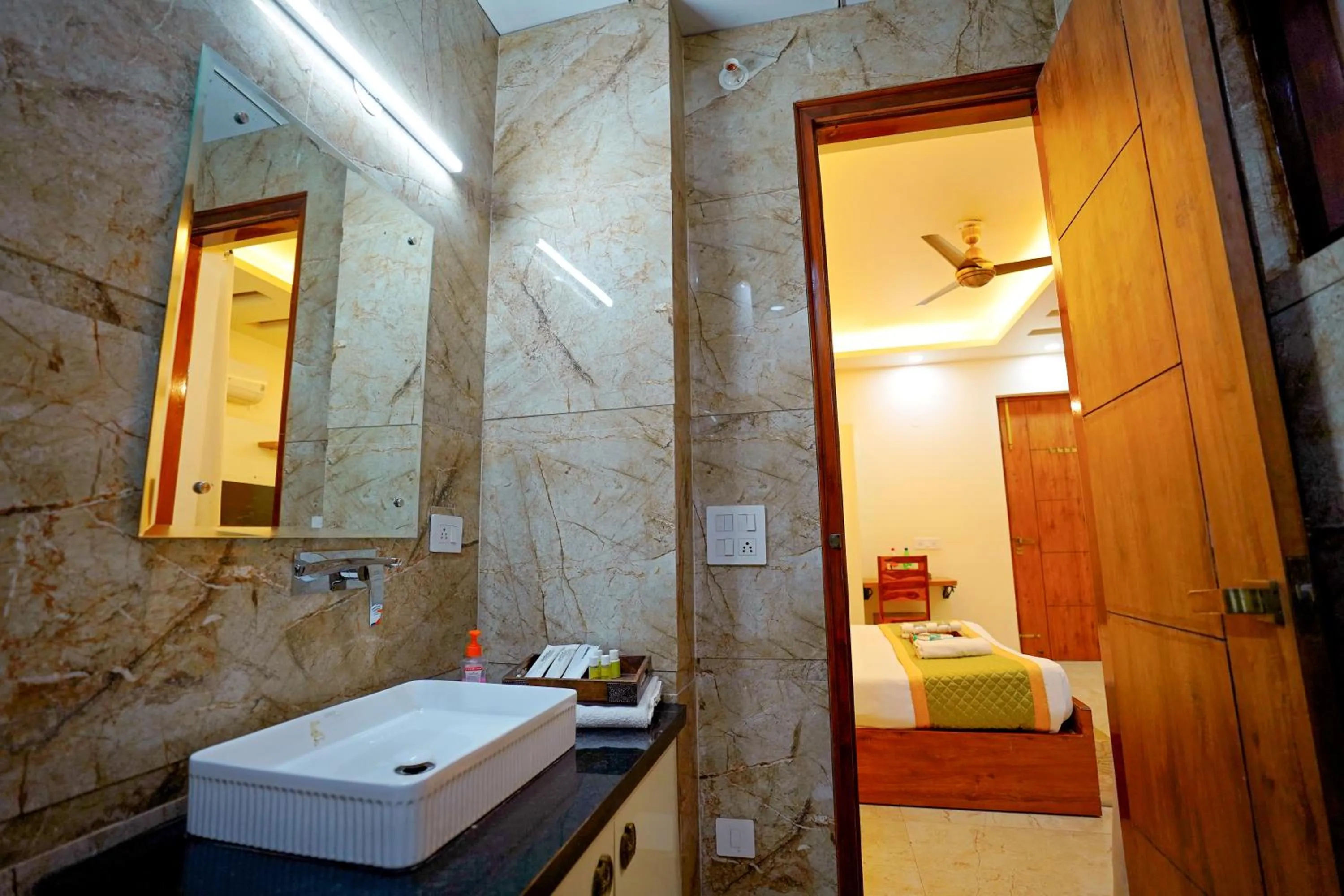 Bathroom, Bed in Hotel Maharaja Palace Boutique Hotels Near Medanta Medicity Gurgaon