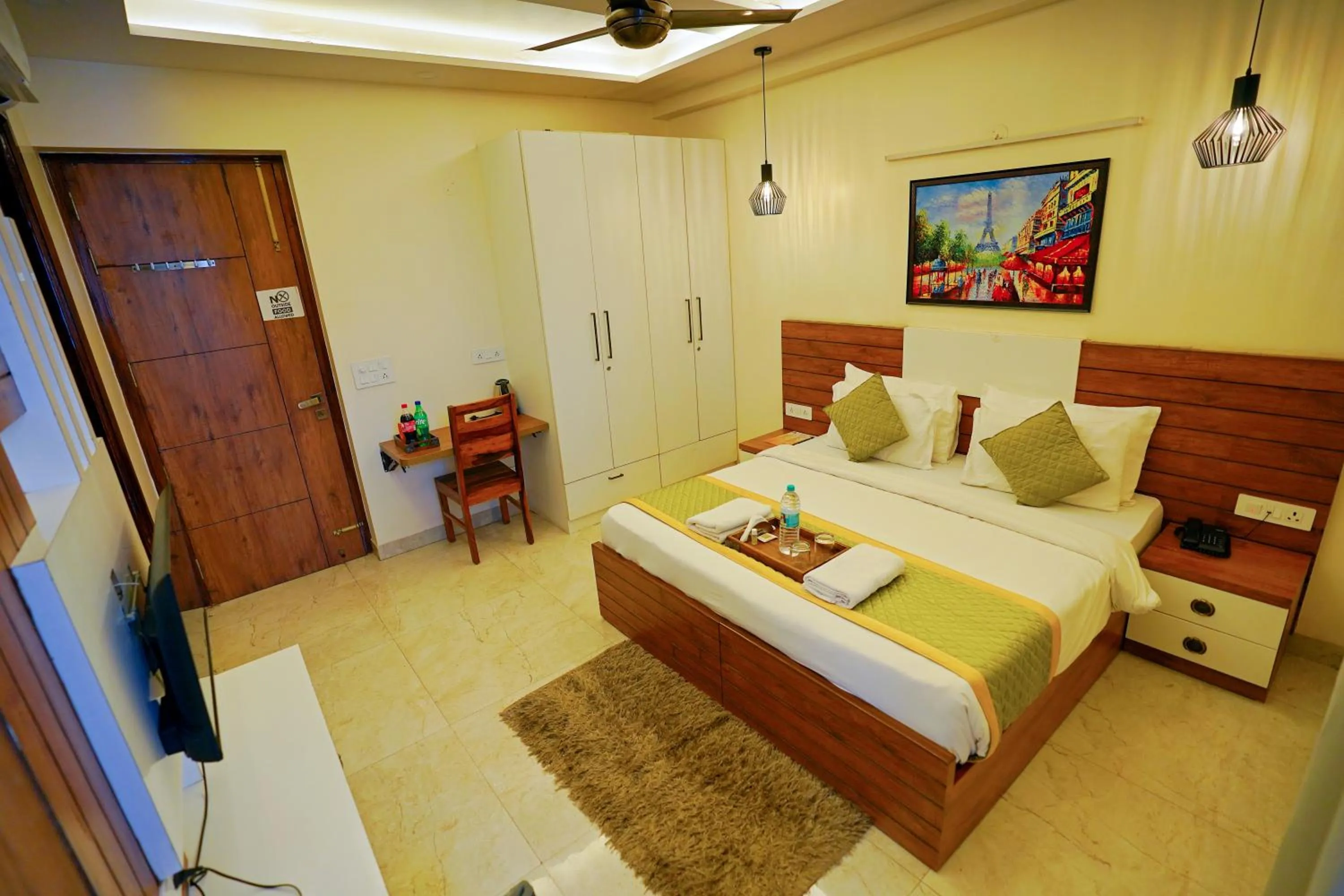 Bed in Hotel Maharaja Palace Boutique Hotels Near Medanta Medicity Gurgaon