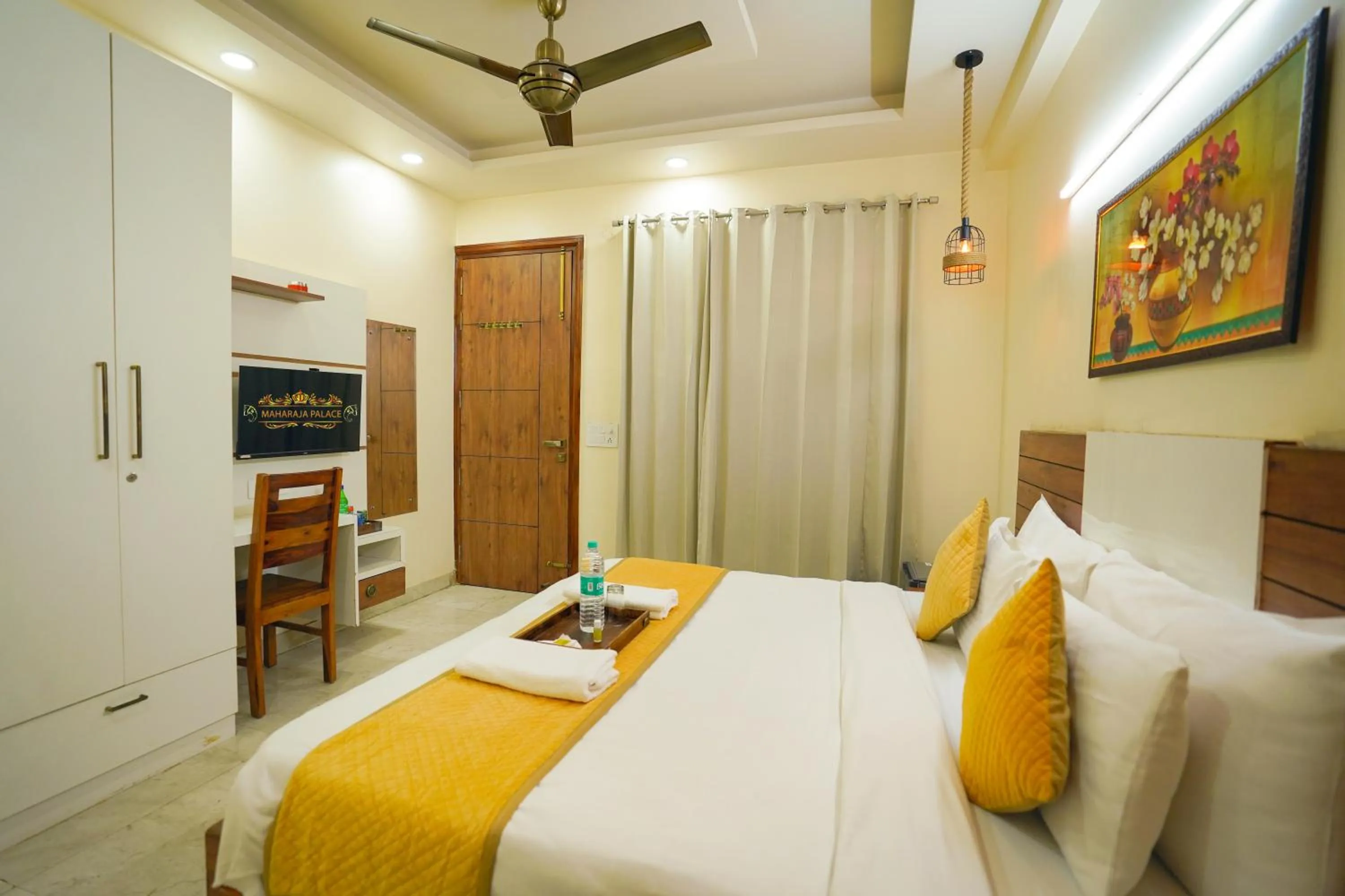 Bed in Hotel Maharaja Palace Boutique Hotels Near Medanta Medicity Gurgaon