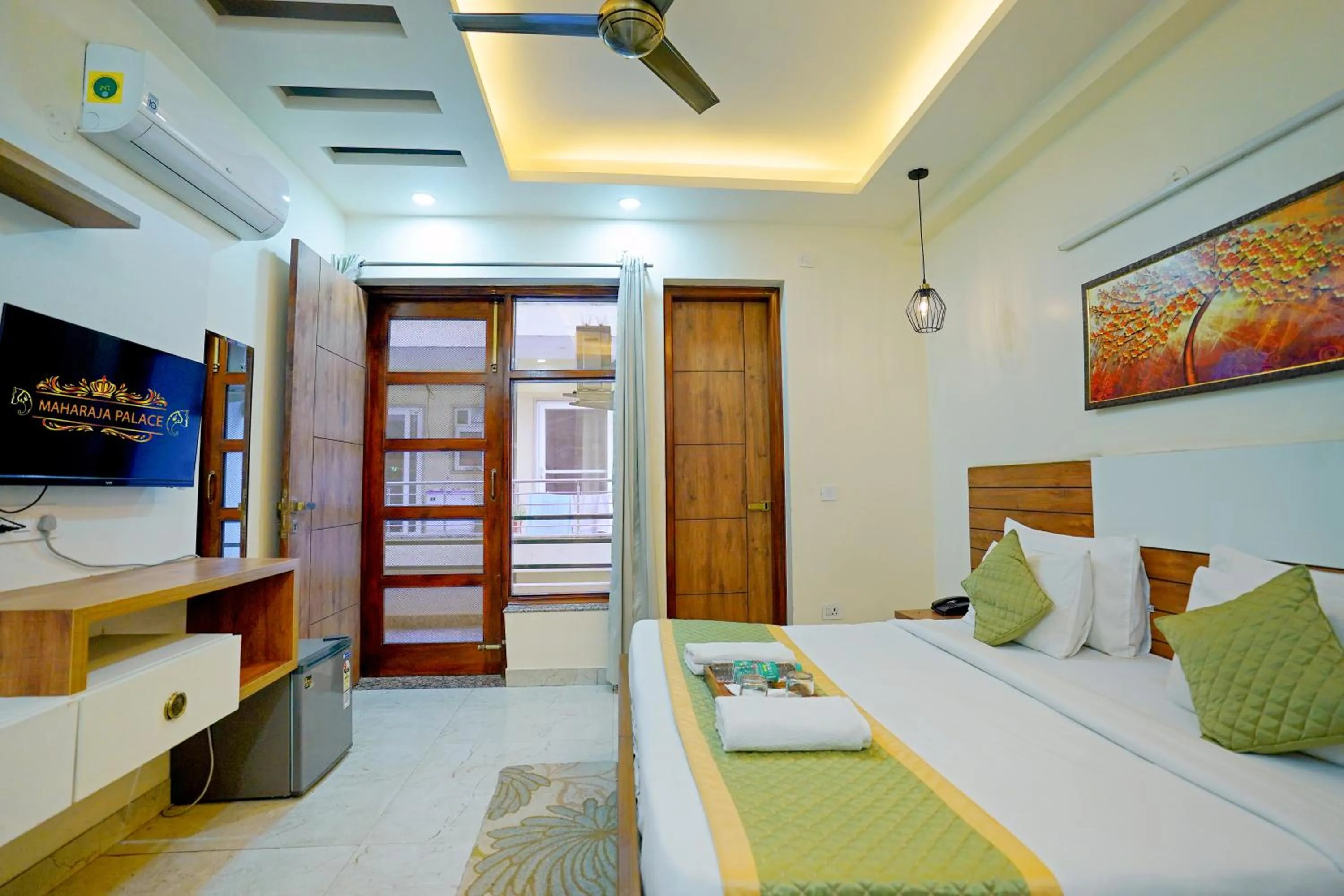Bed in Hotel Maharaja Palace Boutique Hotels Near Medanta Medicity Gurgaon