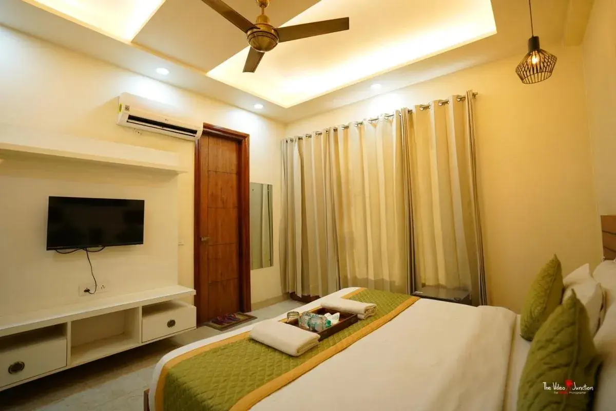 Deluxe Double Room in Hotel Maharaja Palace Boutique Hotels Near Medanta Medicity Gurgaon Deluxe Double Room in Hotel Maharaja Palace Boutique Hotels Near Medanta Medicity Gurgaon