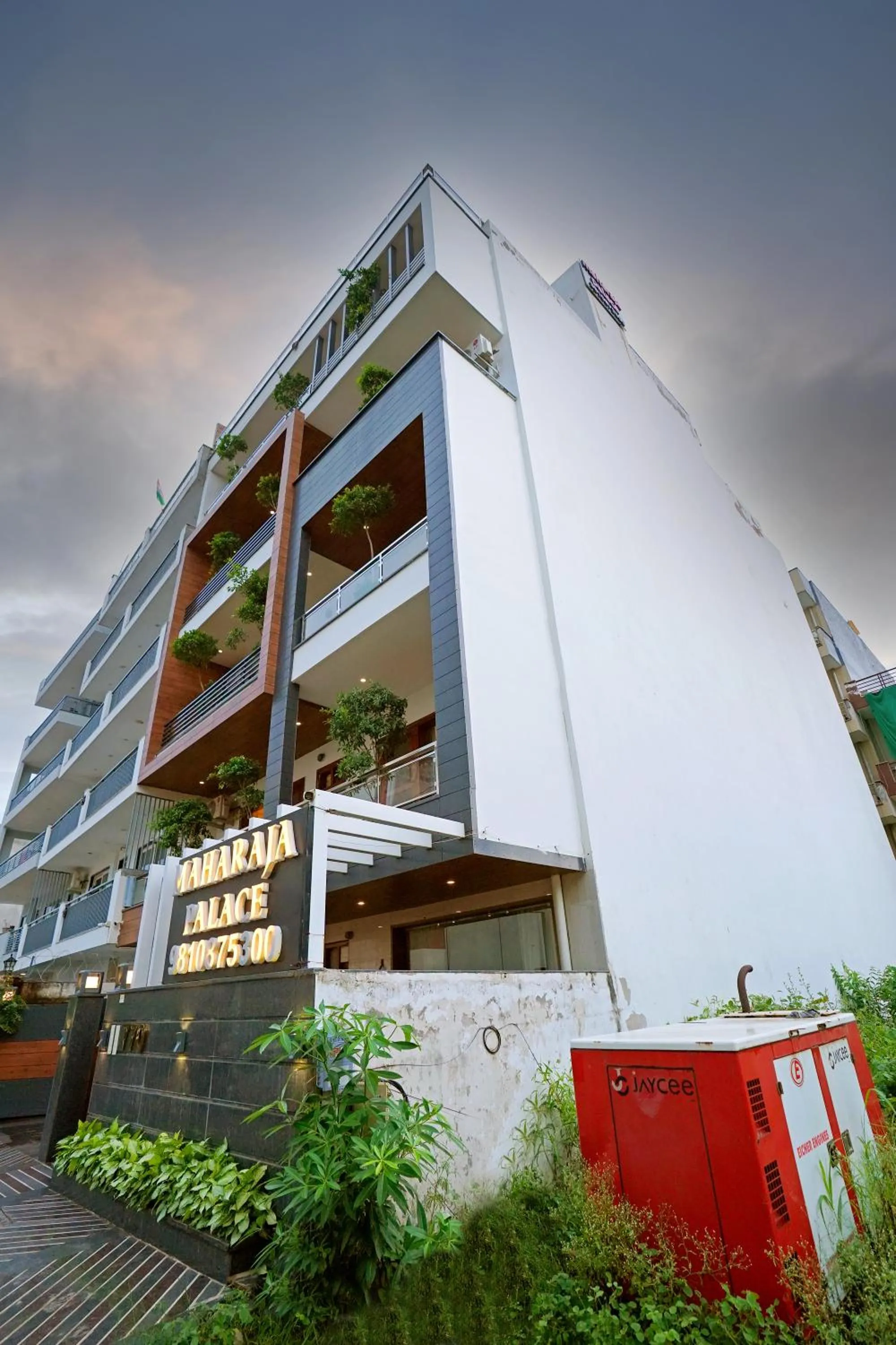 Property building in Hotel Maharaja Palace Boutique Hotels Near Medanta Medicity Gurgaon