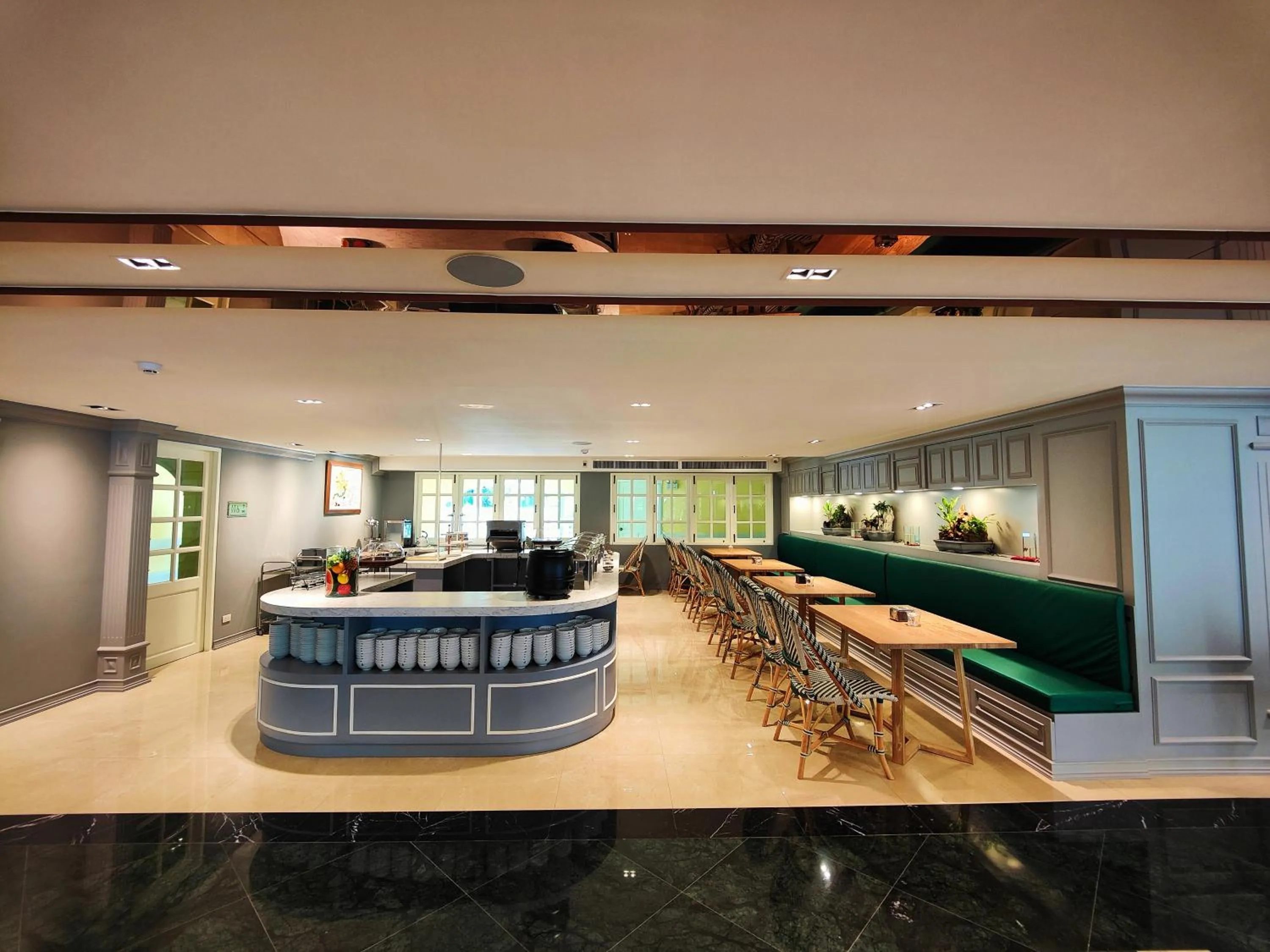 Restaurant/places to eat in Siri Ratchadamnoen Bangkok Hotel